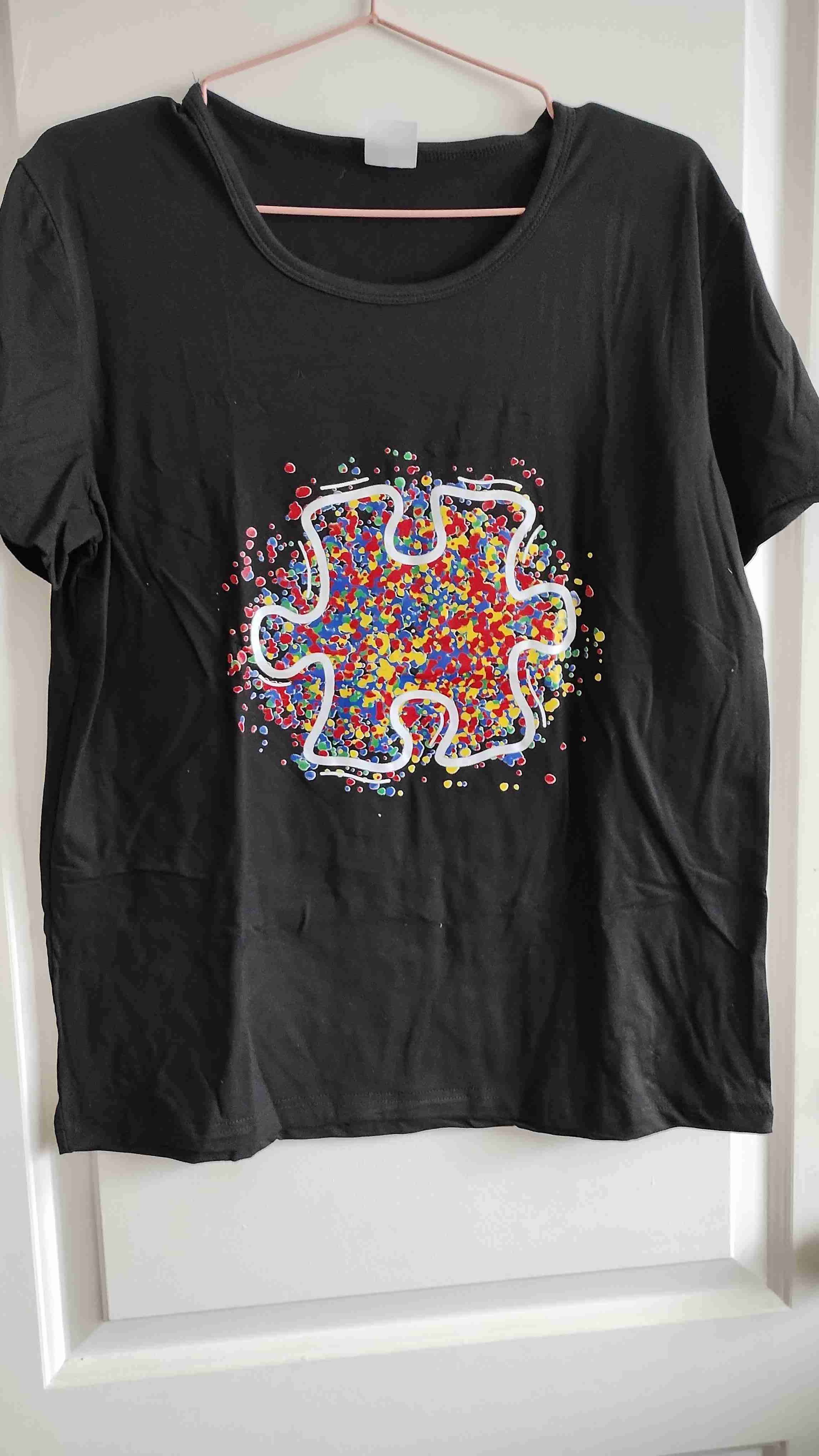 Polera negra con diseño de rompecabezas