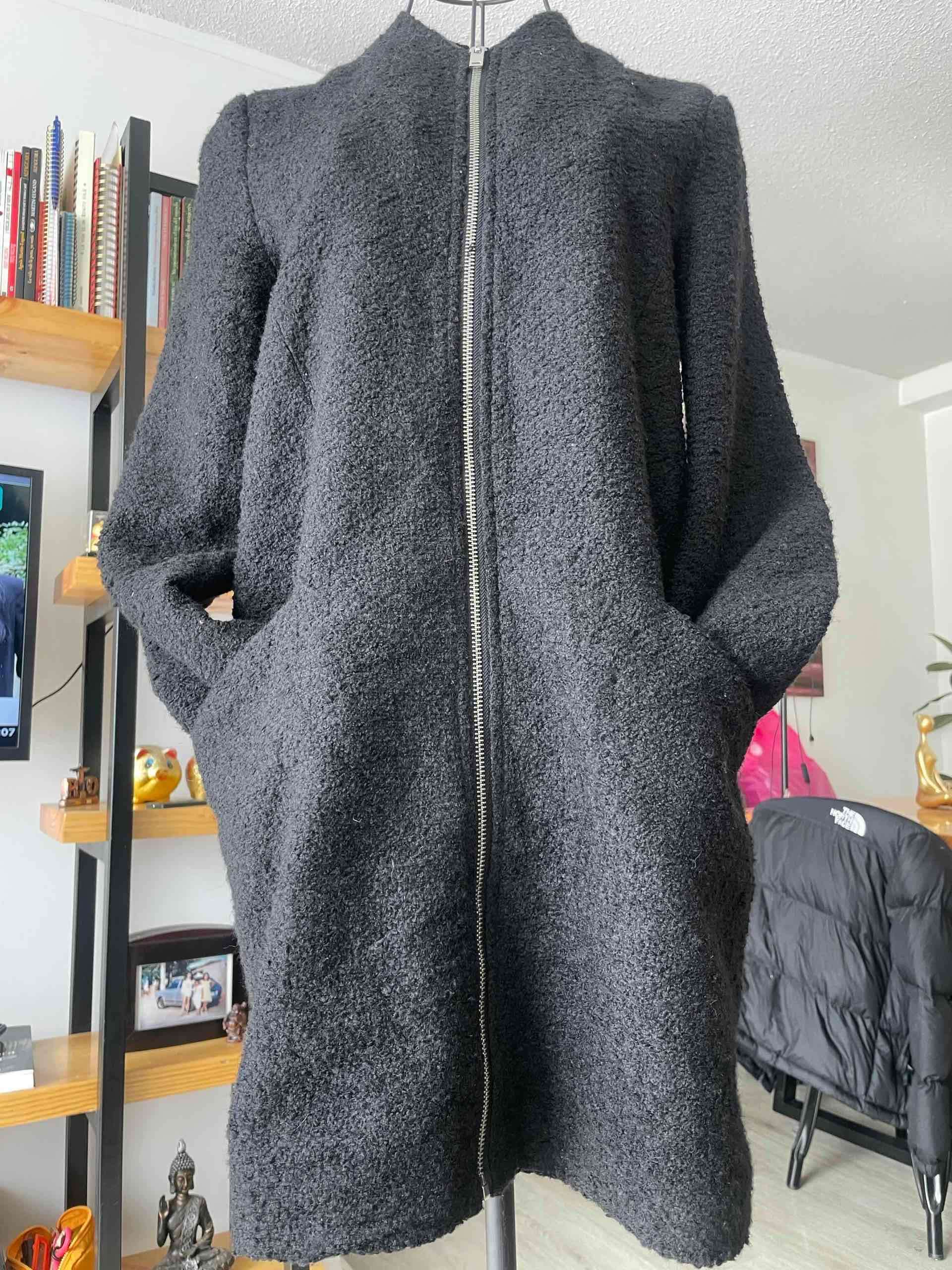 Abrigo negro con cierre