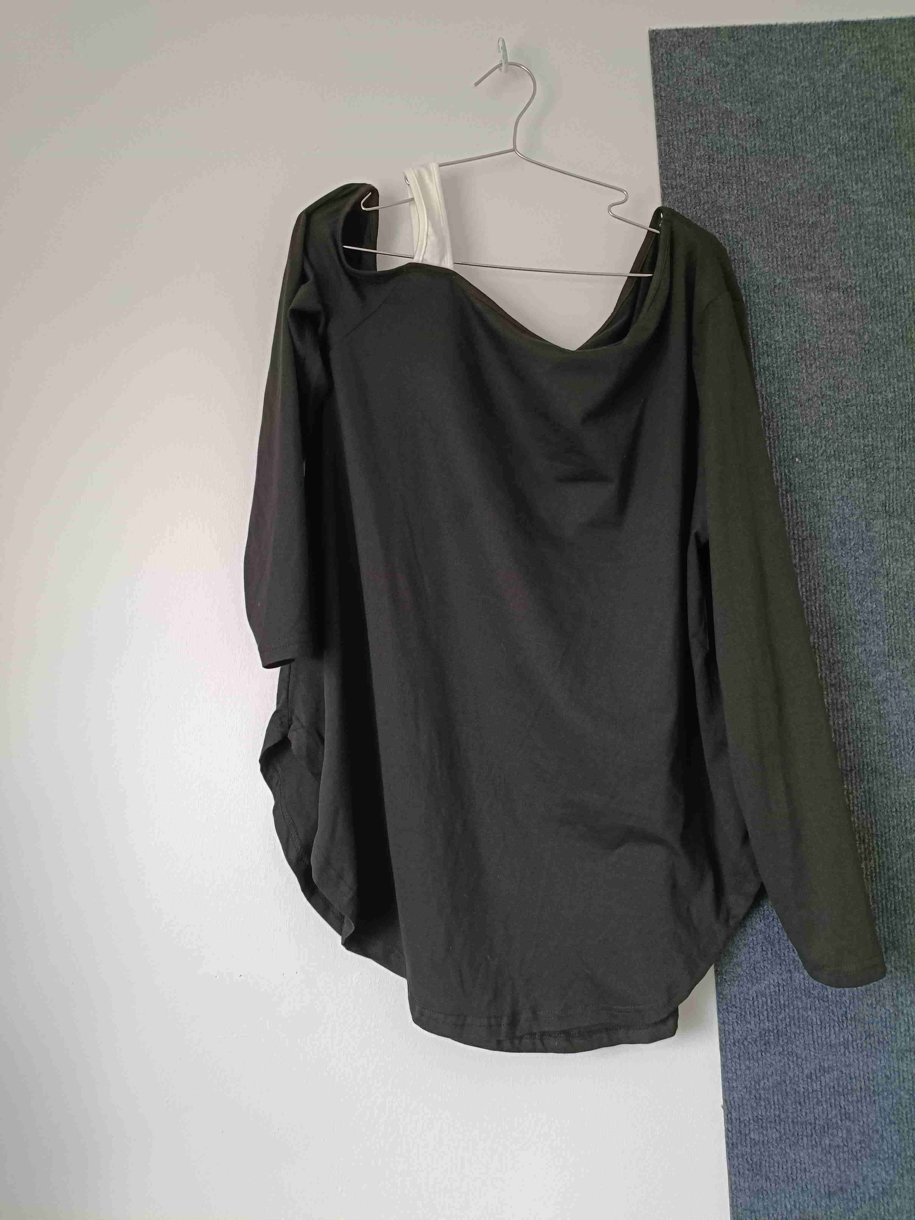 Top negro de manga larga