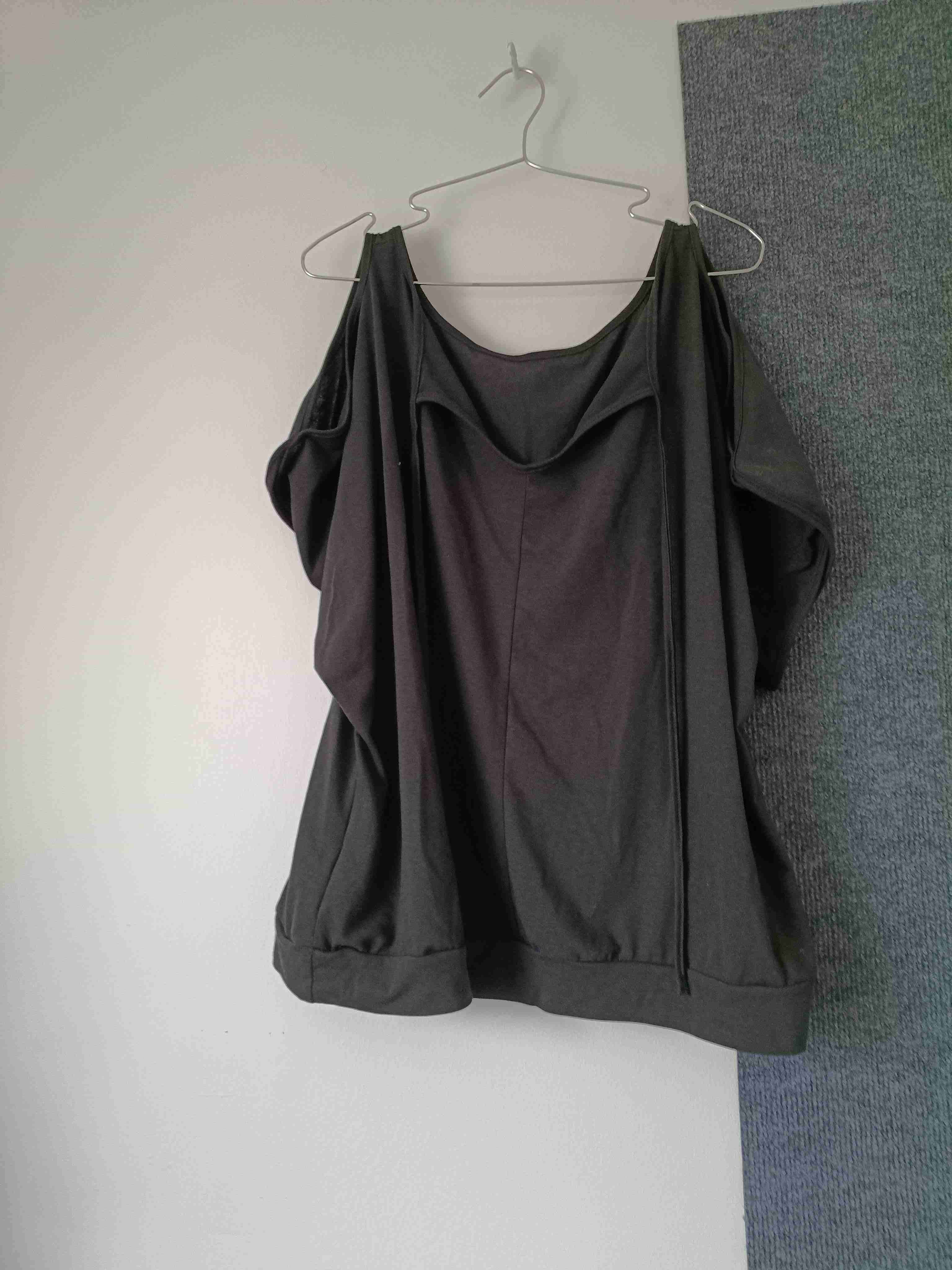 Blusa negra de hombros descubiertos