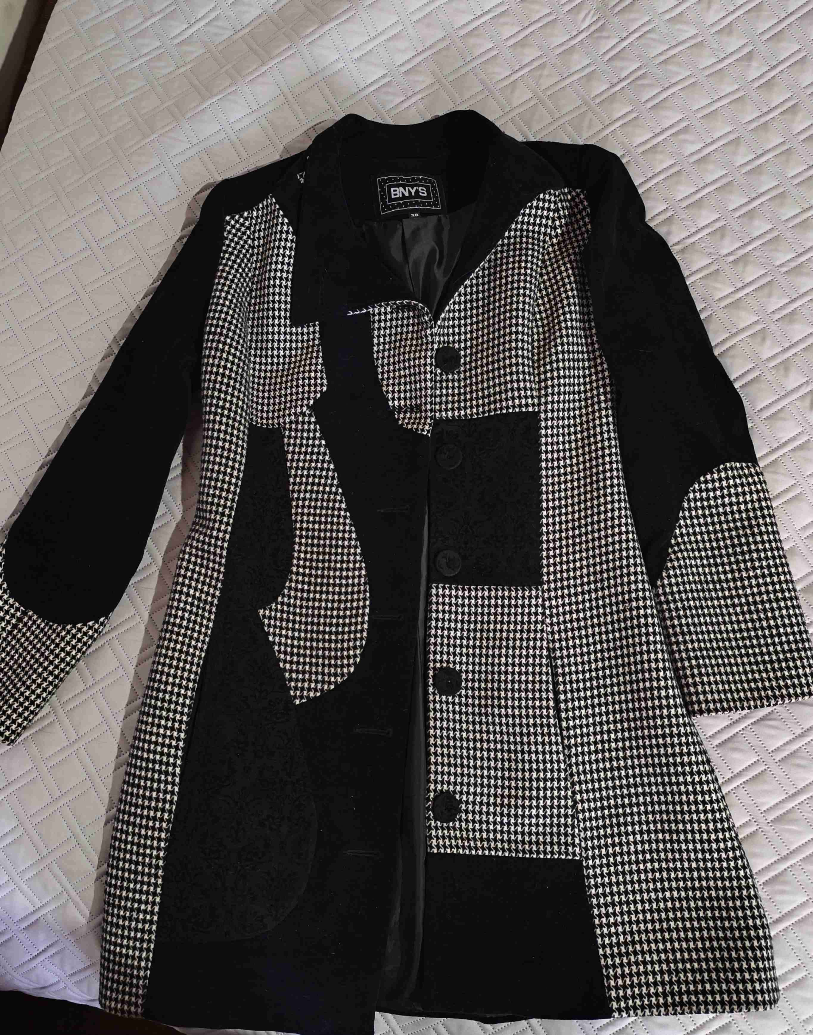 Abrigo estampado blanco y negro