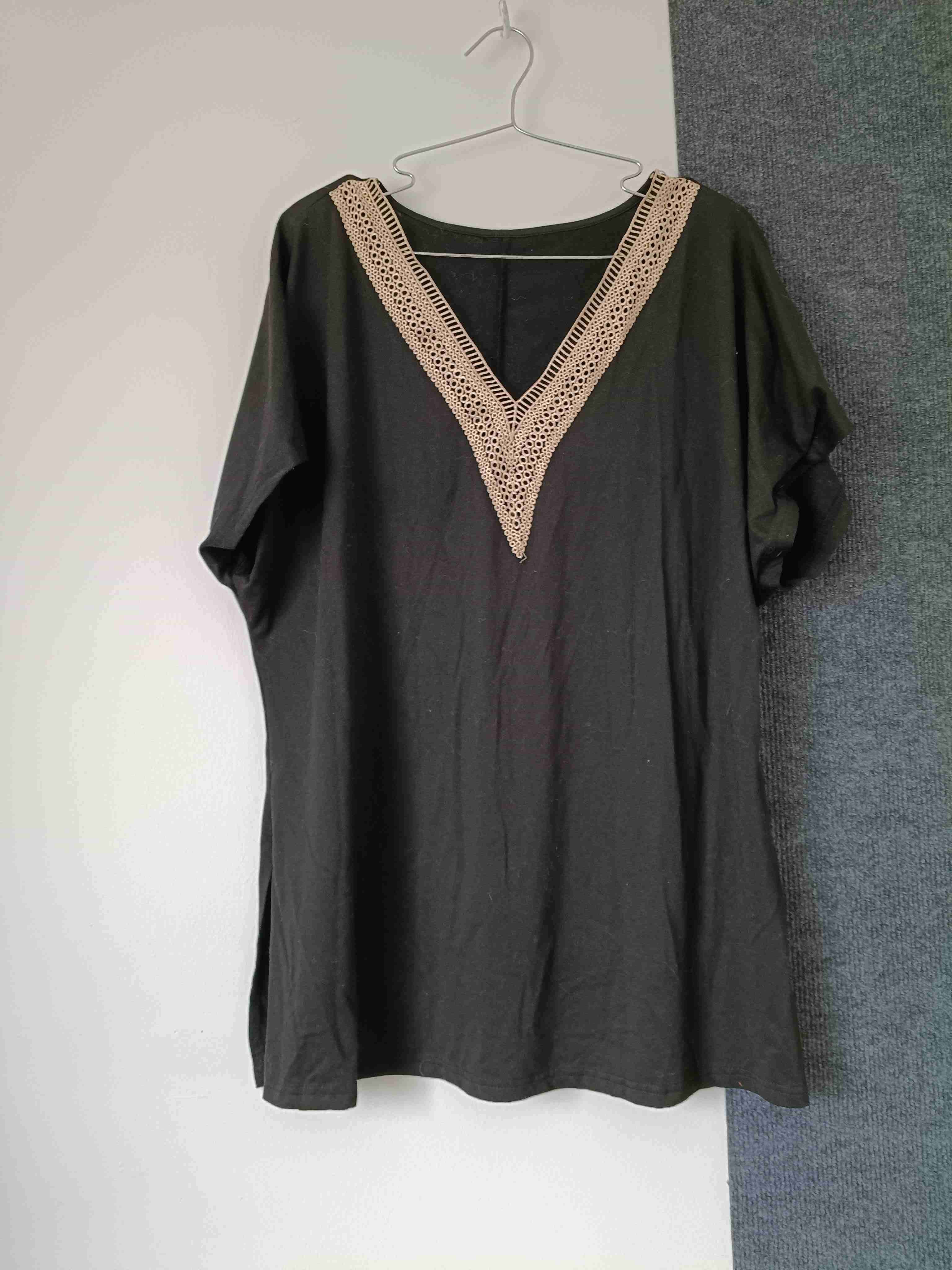 Polera negra con encaje