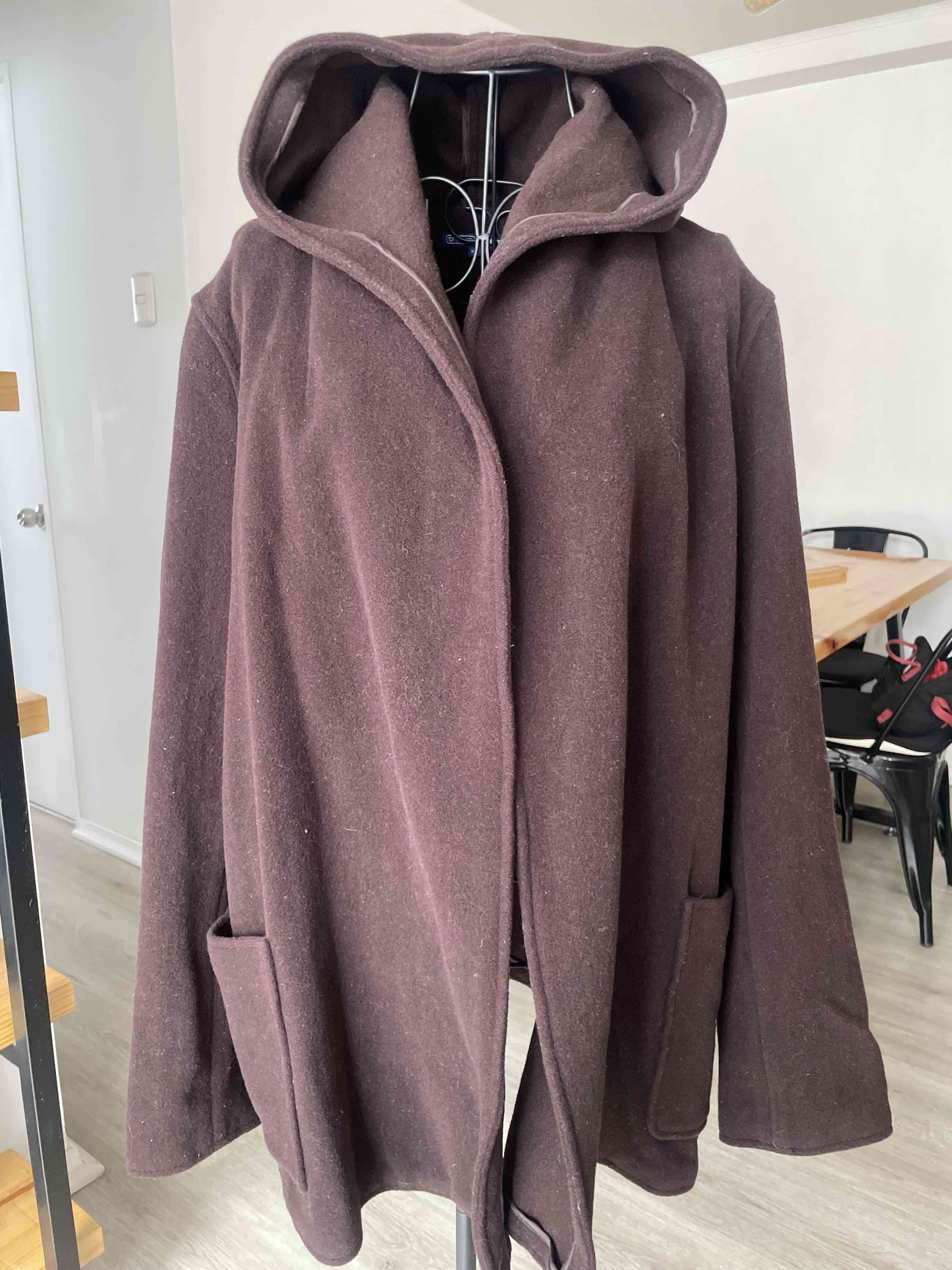 Abrigo largo marrón con capucha