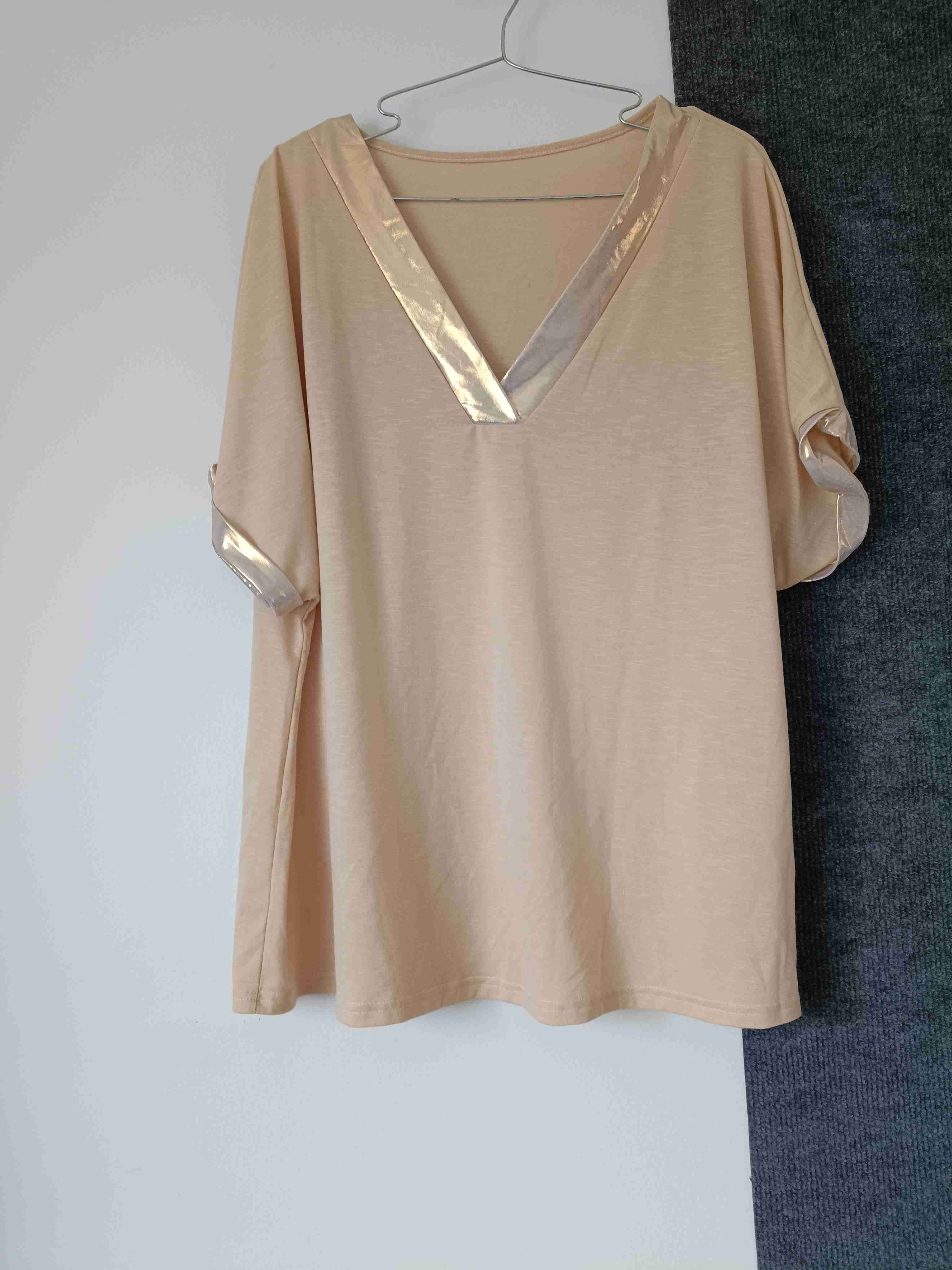 Polera beige con detalle dorado
