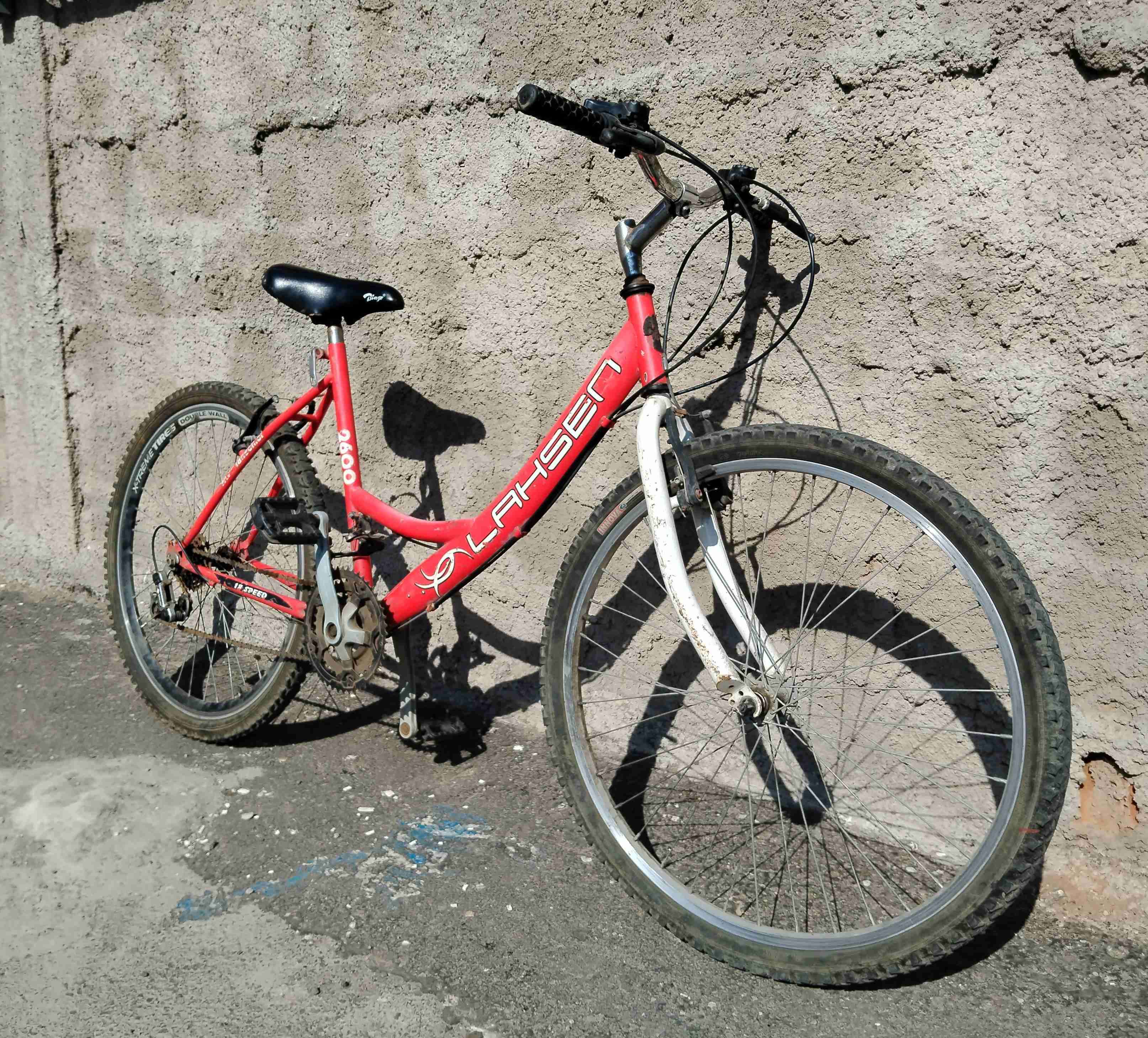 Bicicleta Lahsen roja usada