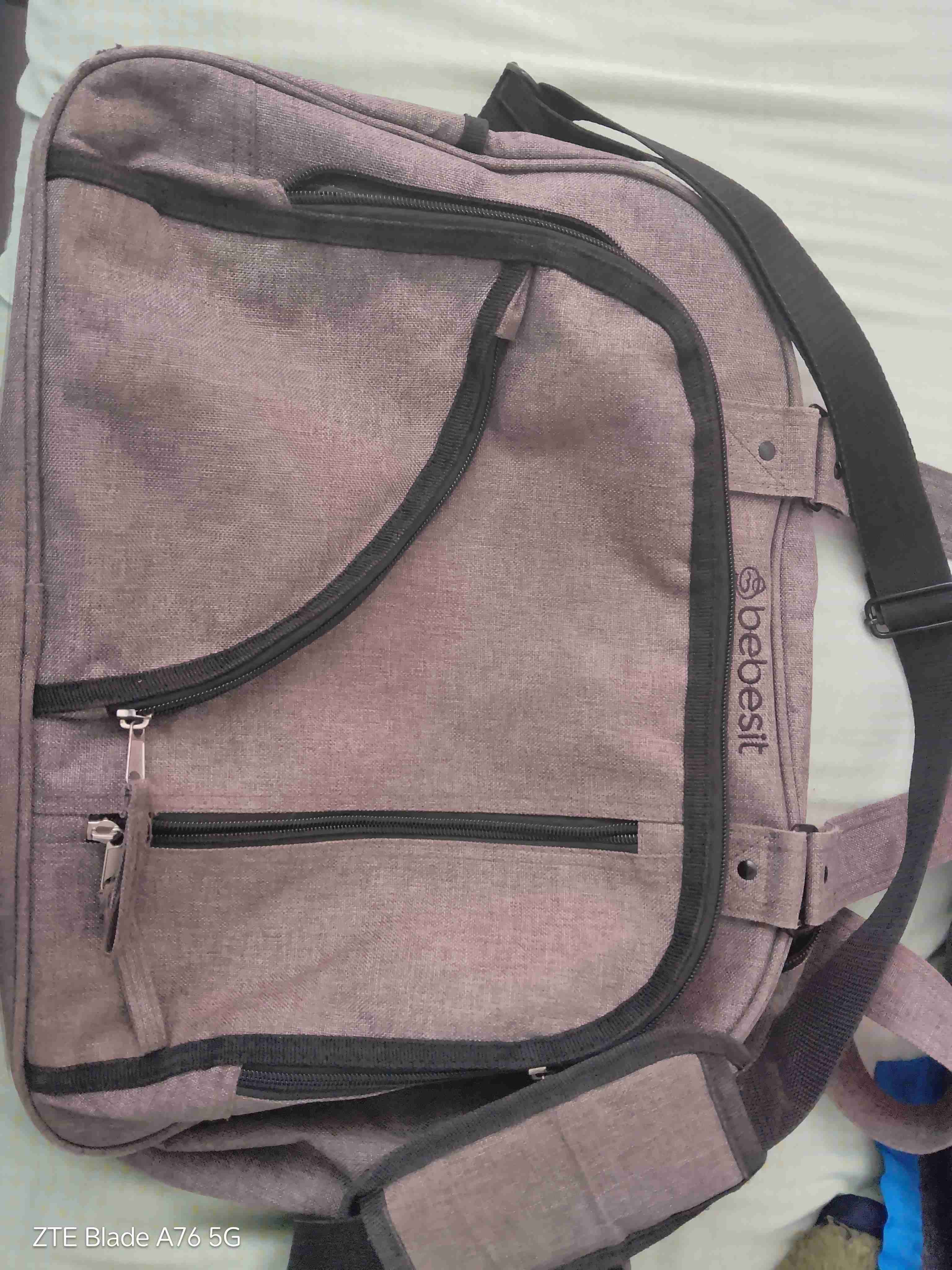 Bolso gris con múltiples bolsillos