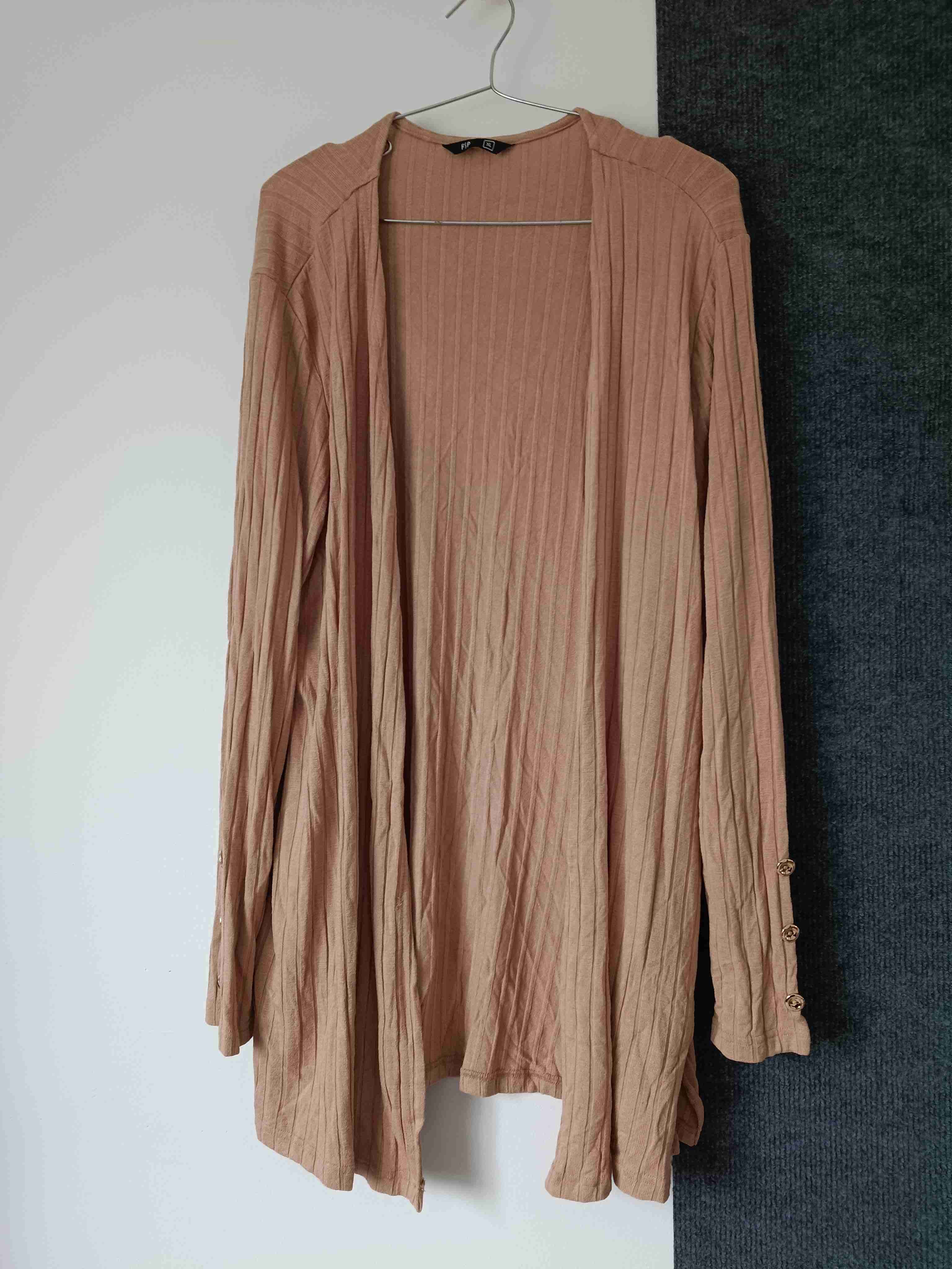 Cardigan largo beige con botones