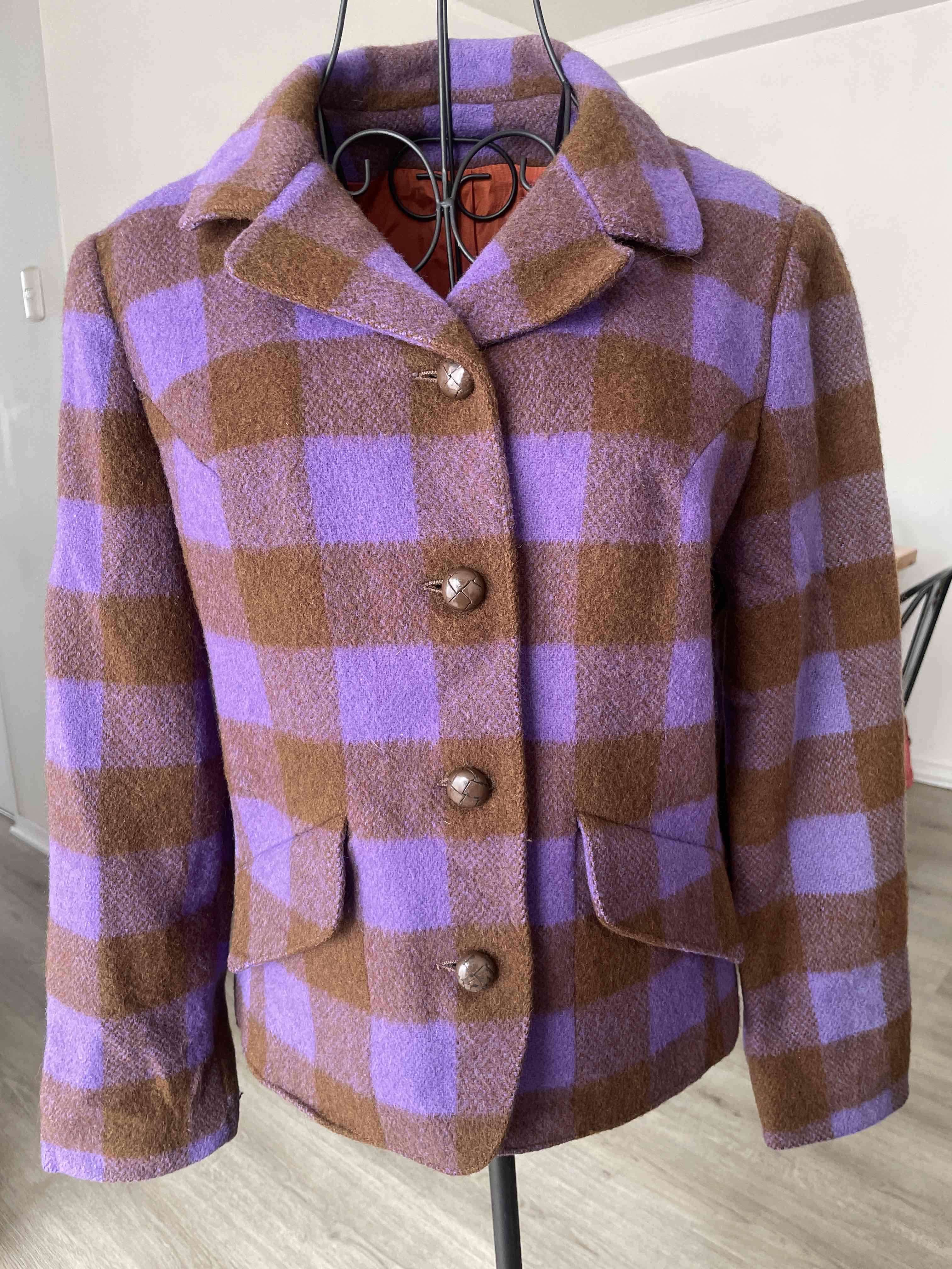 Chaqueta de lana a cuadros morada y café