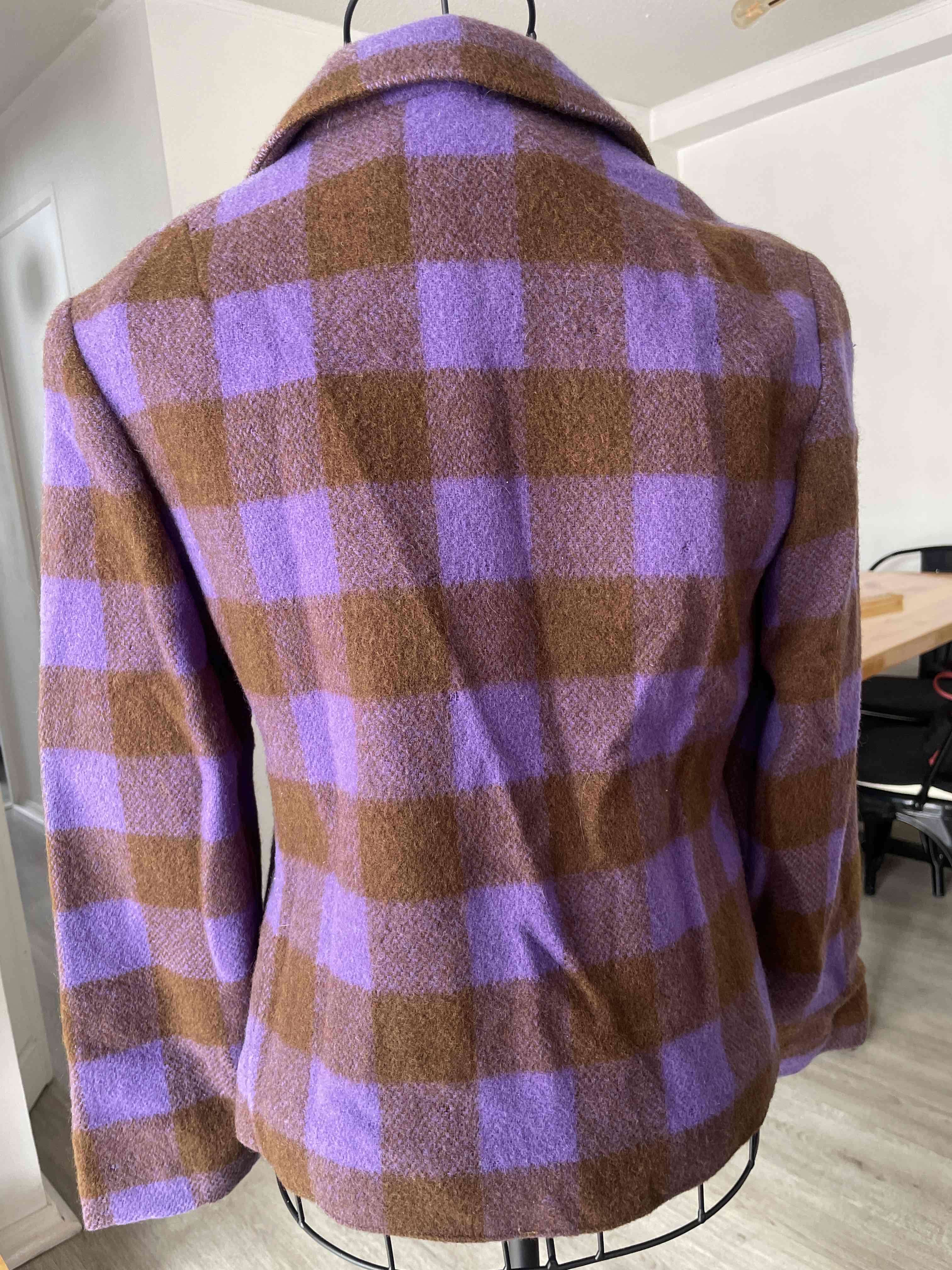 Chaqueta de lana a cuadros morada y café - miniatura 2