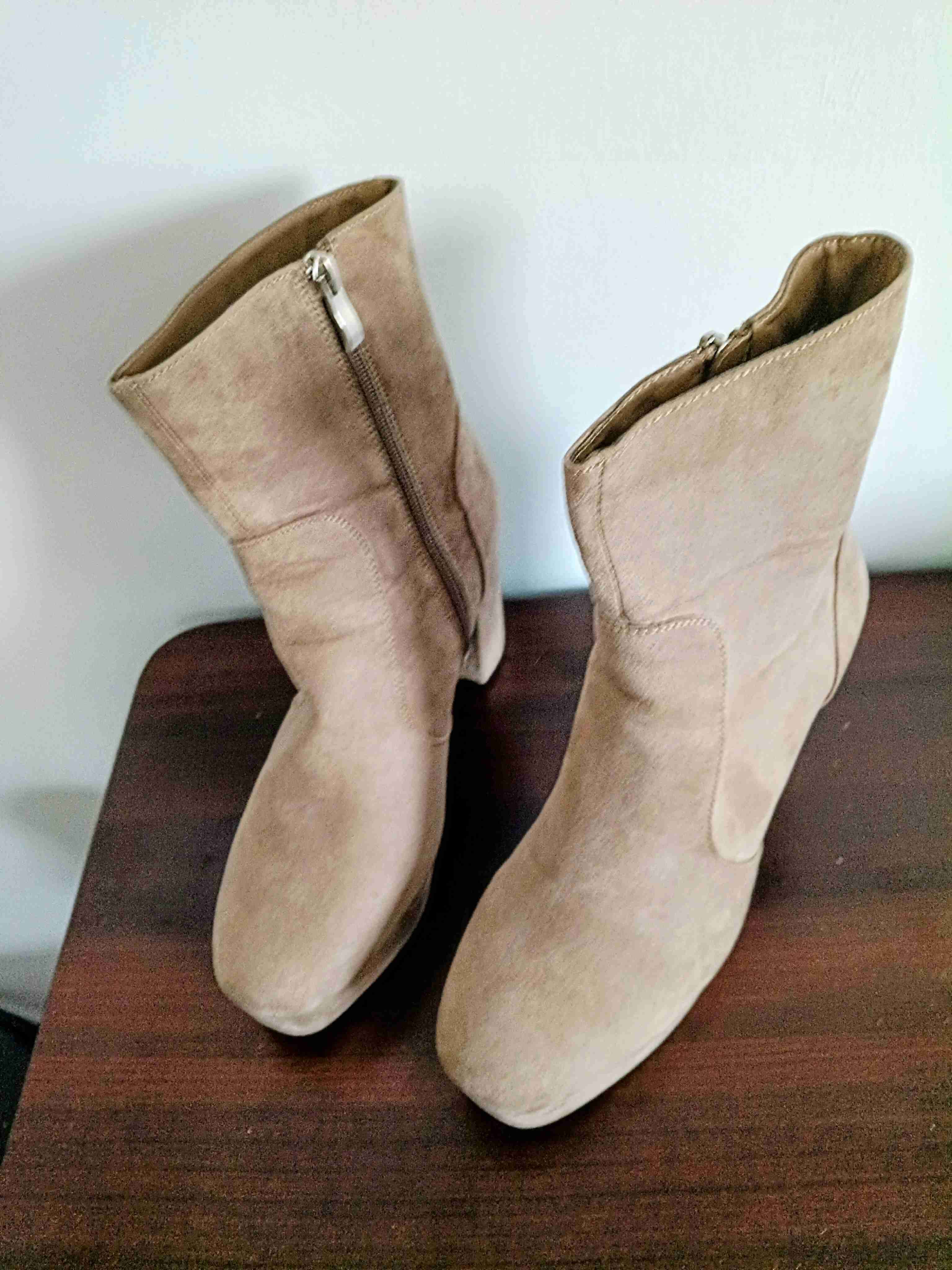 Botines beige con cierre