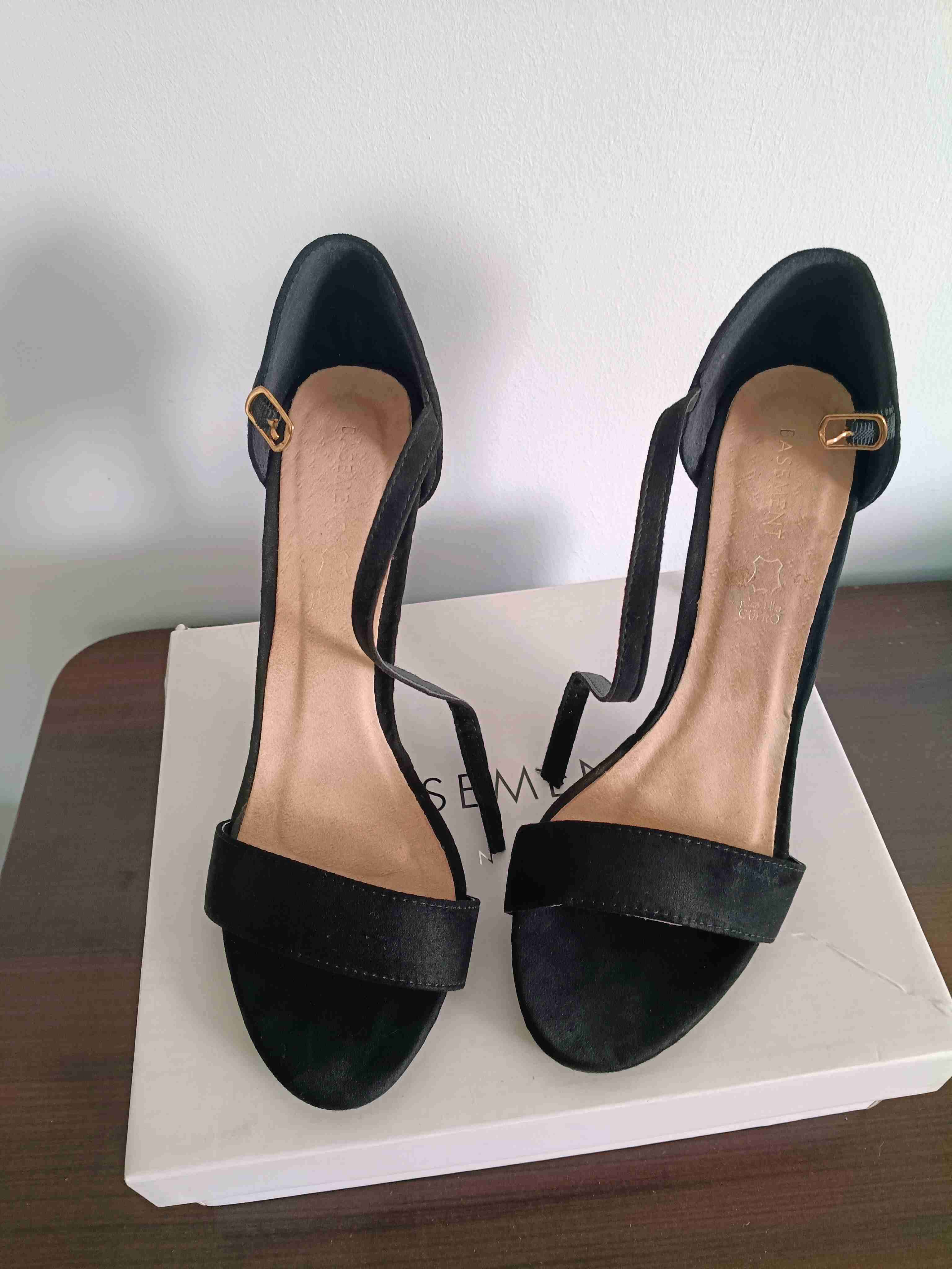 Tacones negros con hebilla dorada
