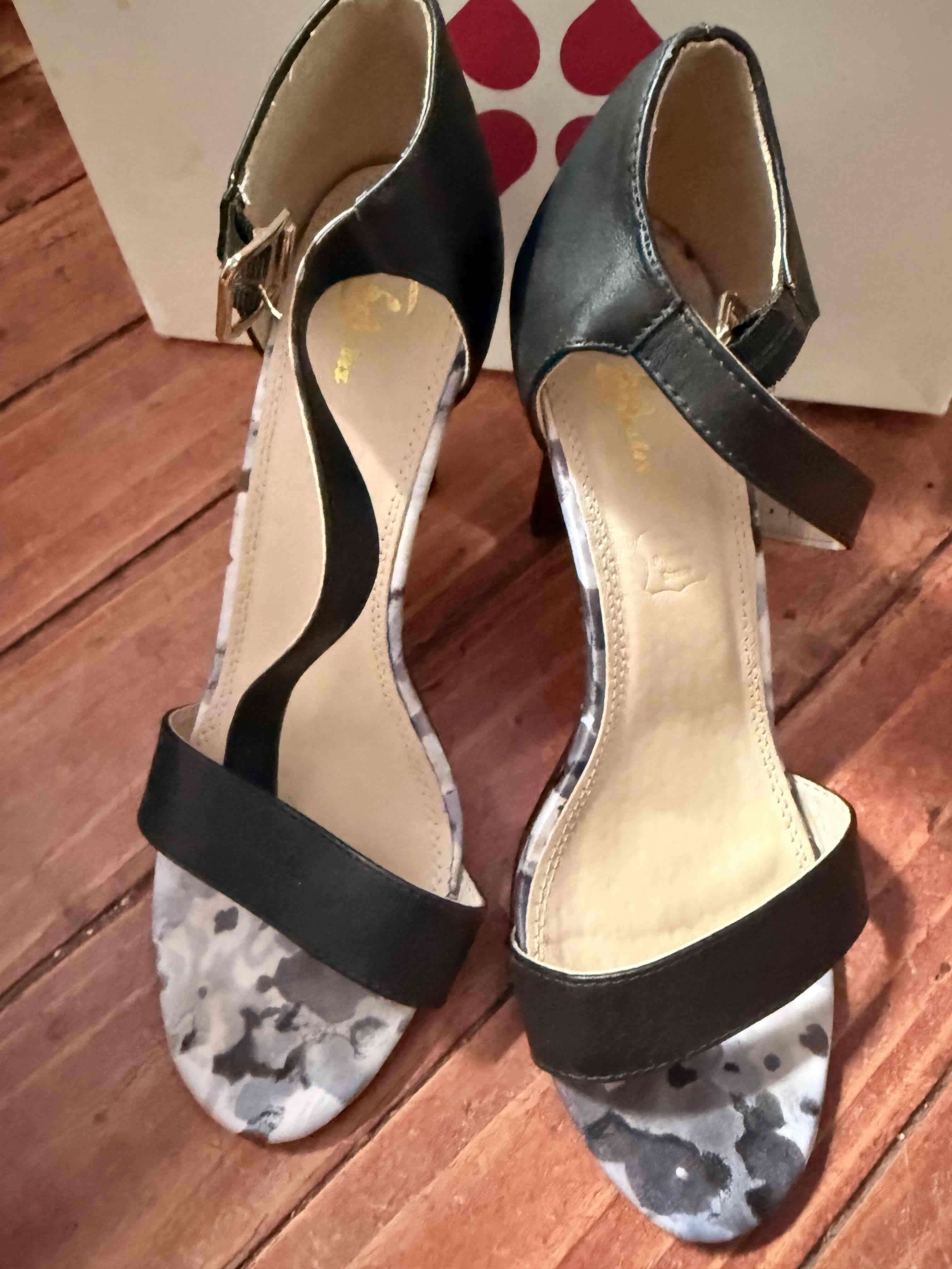 Sandalias negras con tacón alto - miniatura 1