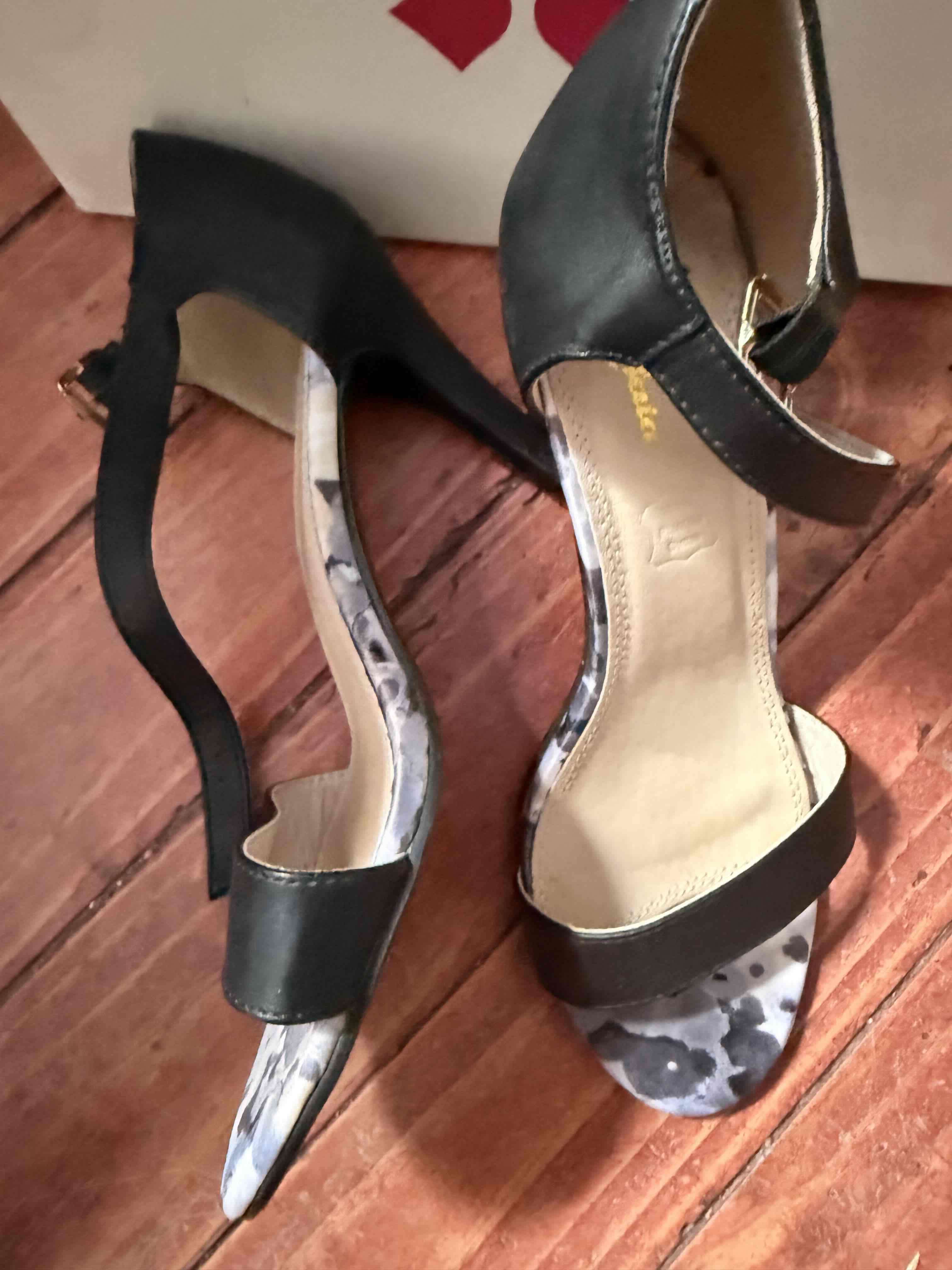 Sandalias negras con tacón alto - miniatura 2