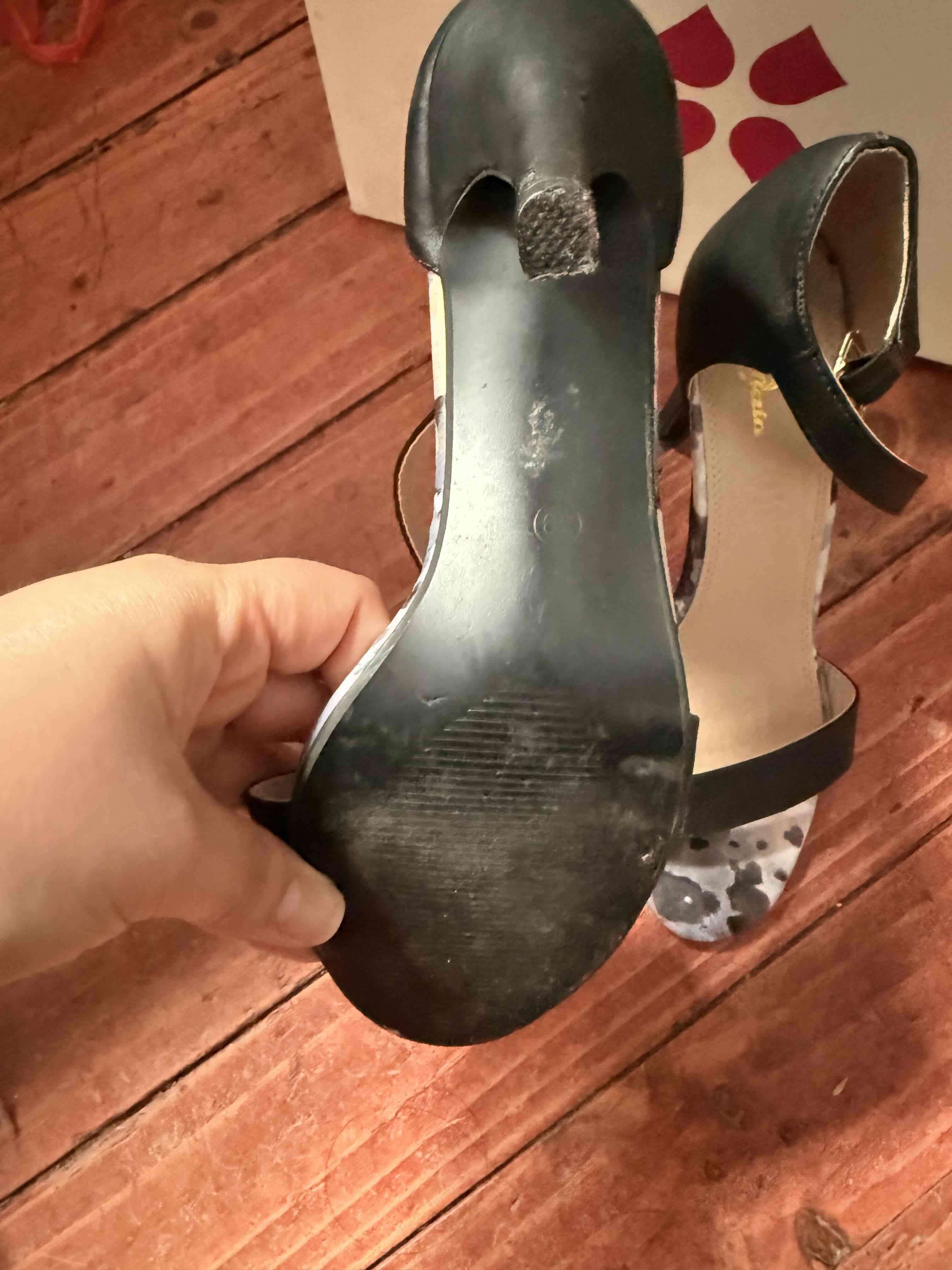 Sandalias negras con tacón alto - miniatura 3