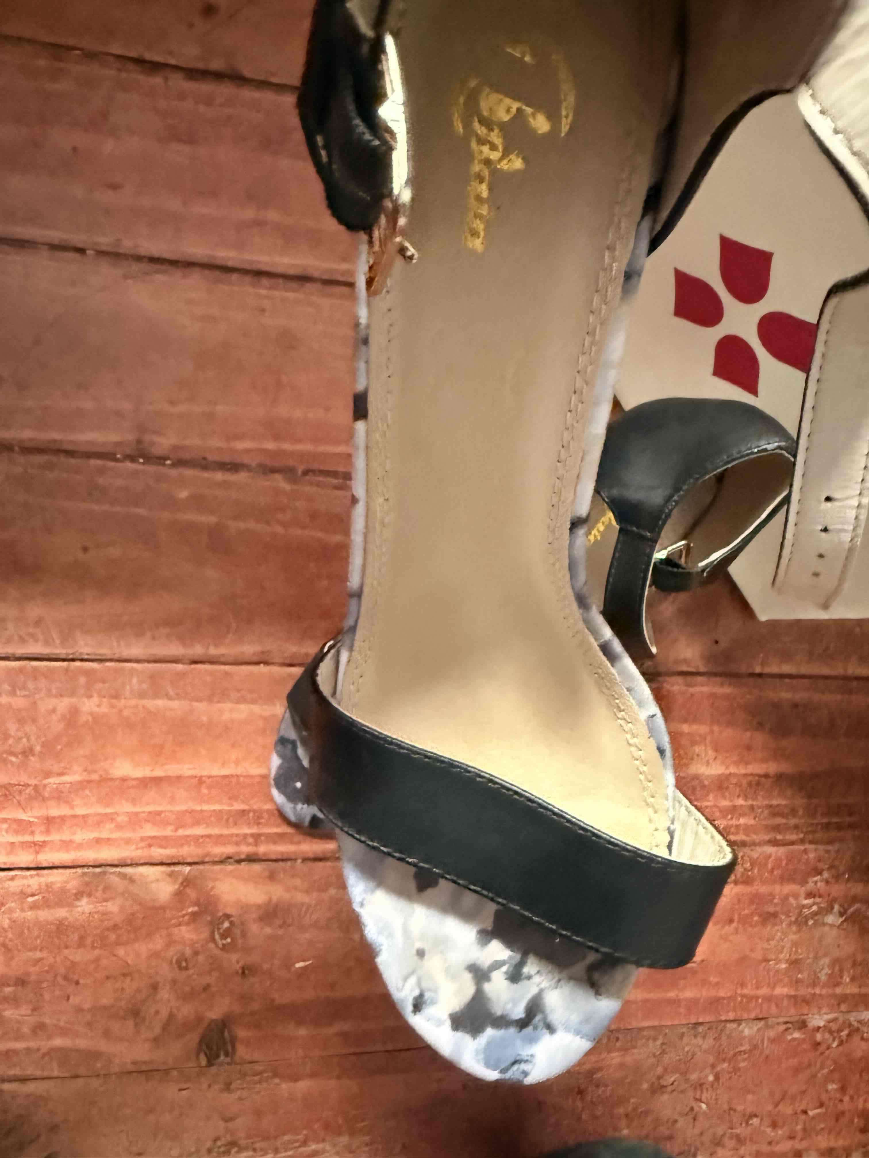 Sandalias negras con tacón alto - miniatura 4