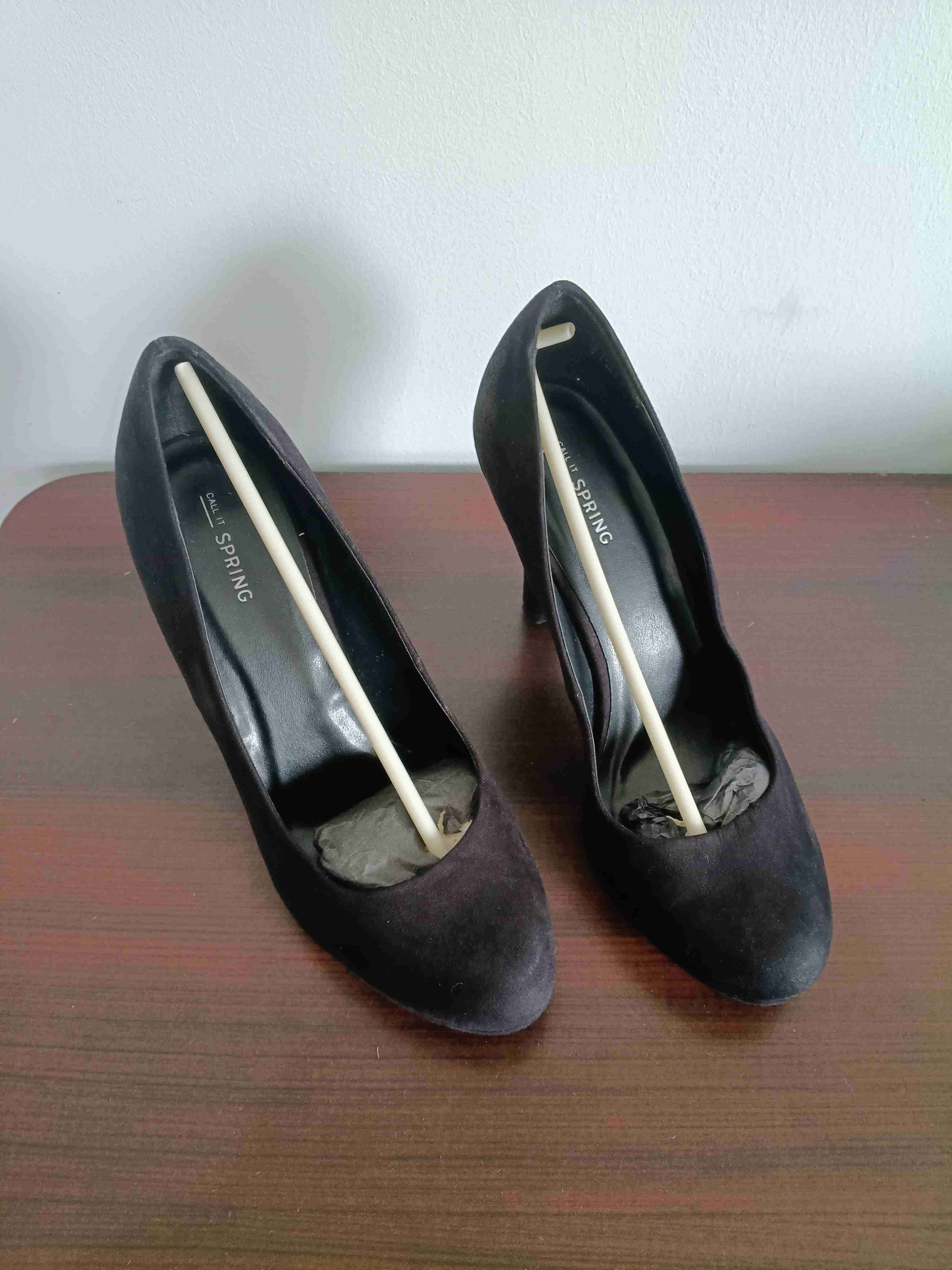 Tacones altos negros clásicos