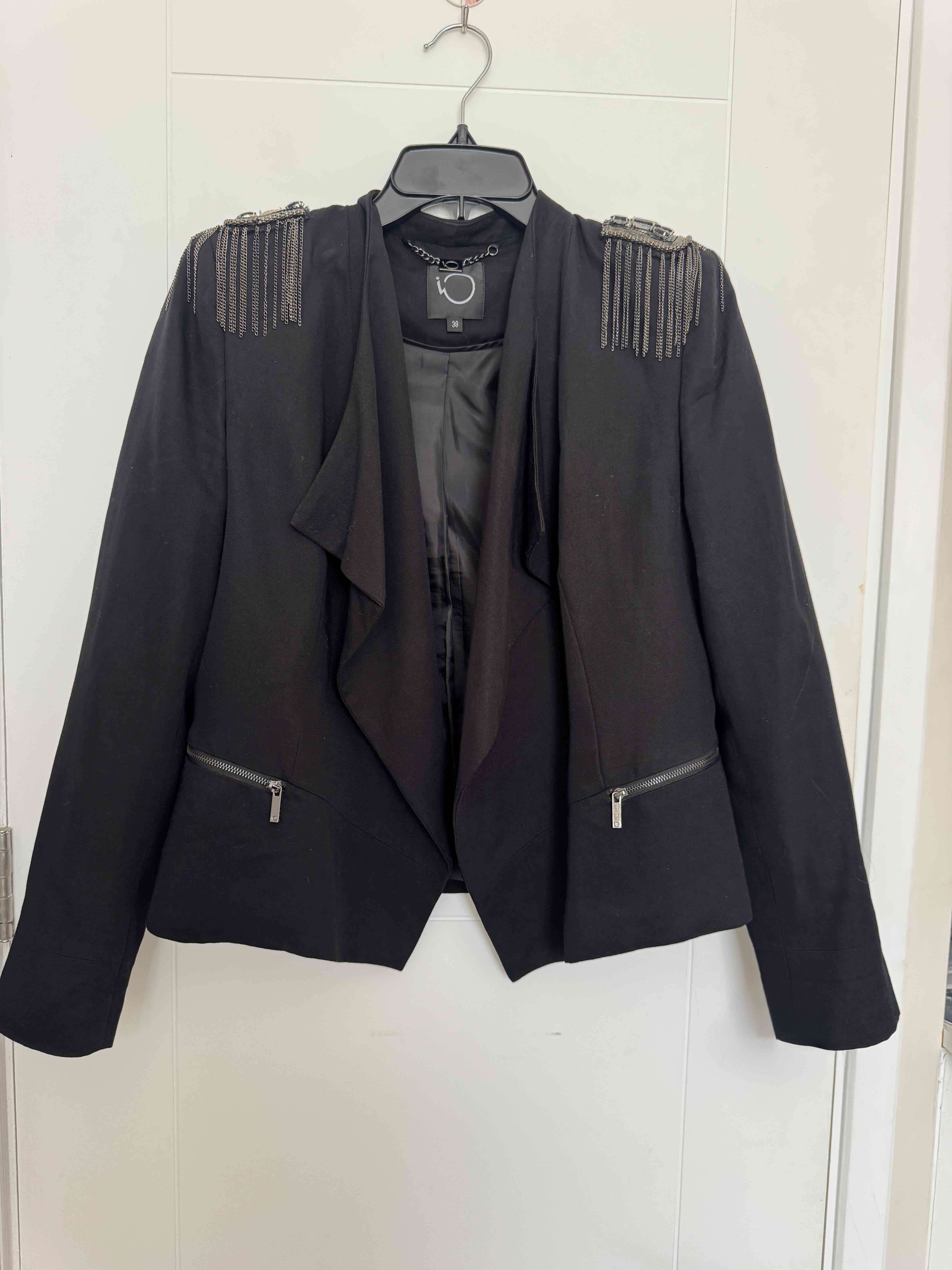 Blazer negro con detalles metálicos