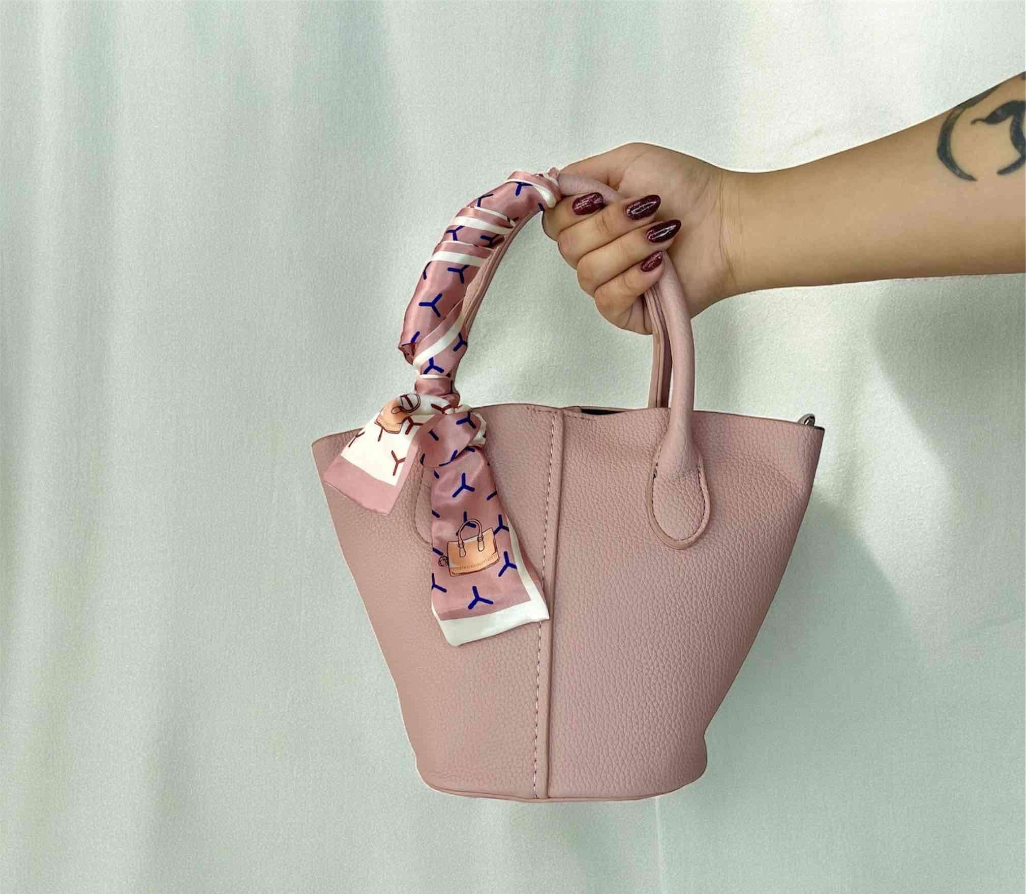 Bolso rosado con pañuelo