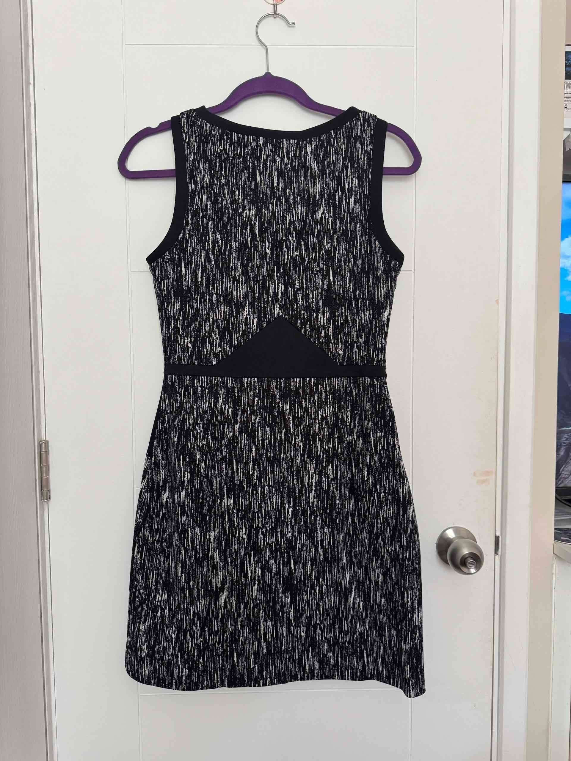 Vestido negro sin mangas - miniatura 3