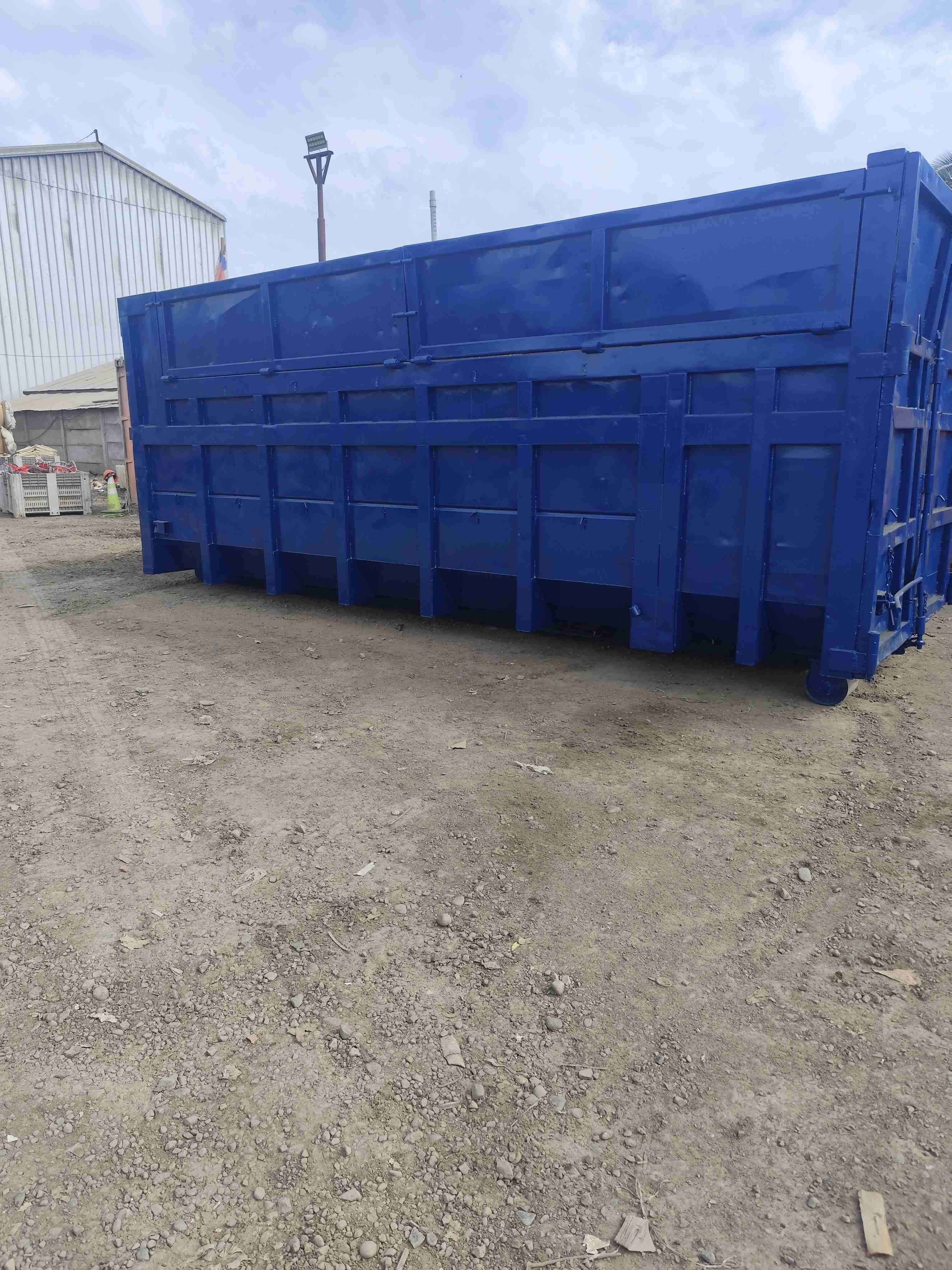 Contenedor grande azul