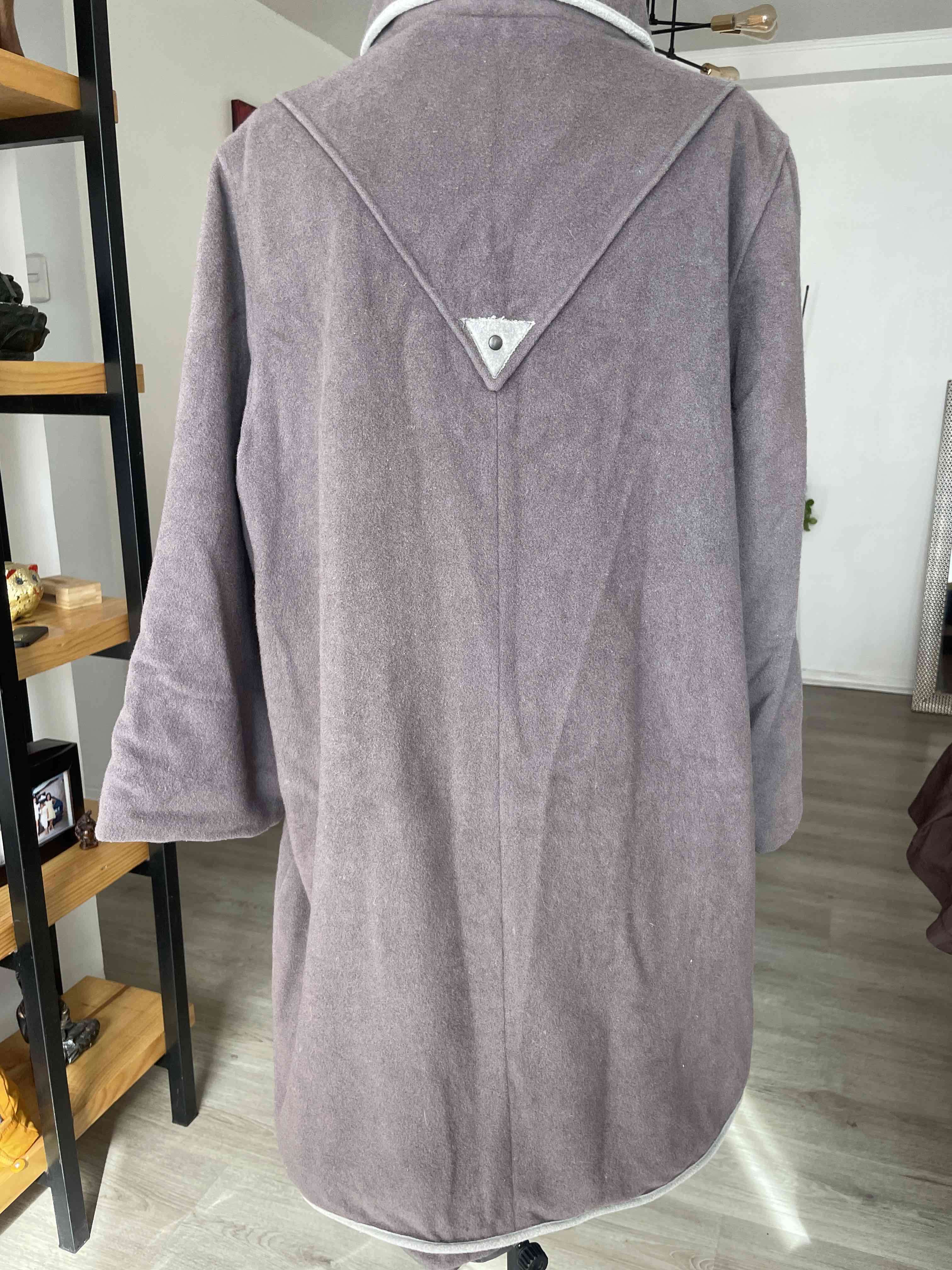 Abrigo gris con botones decorativos - miniatura 2