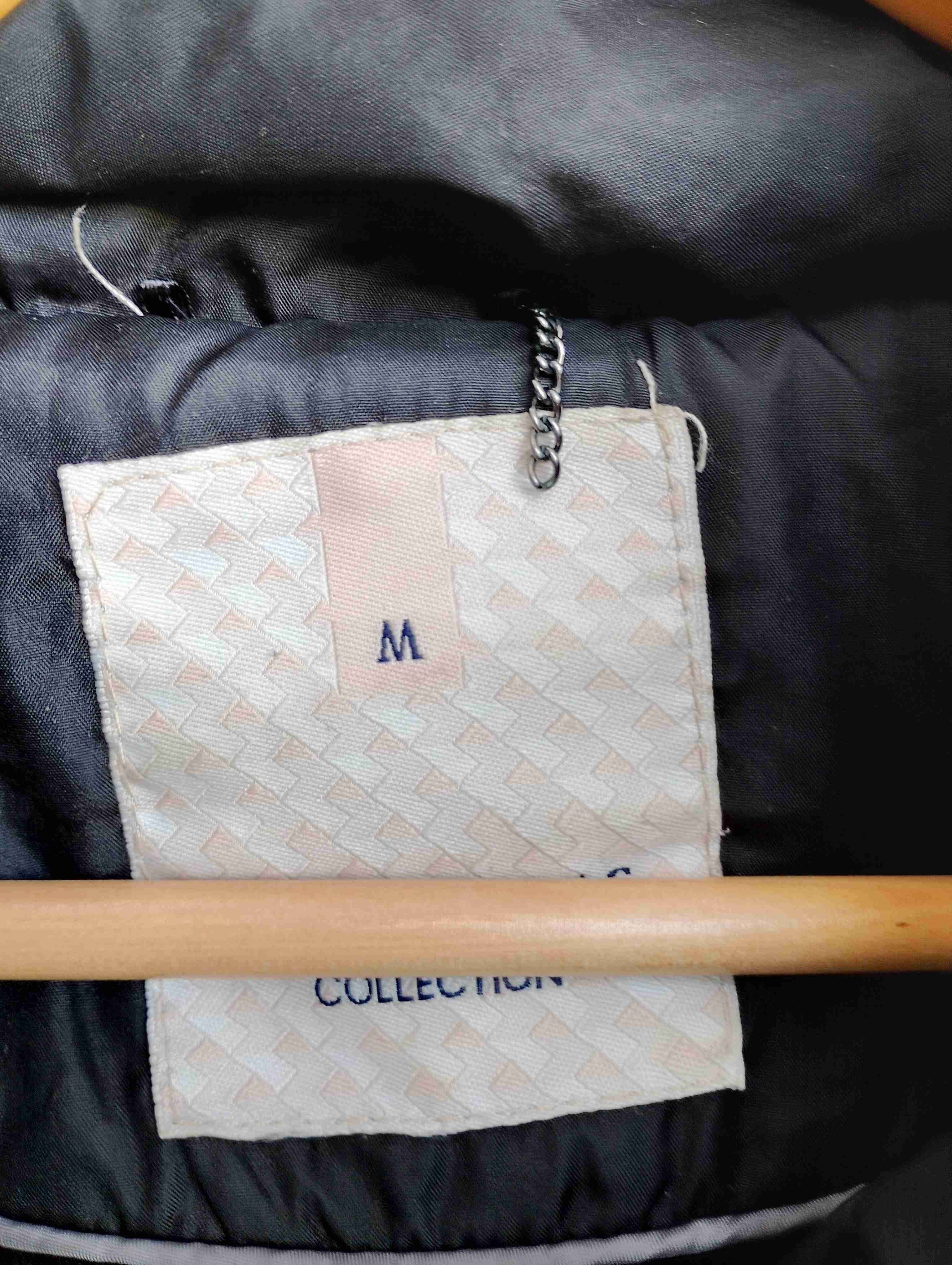 Abrigo negro con capucha - miniatura 2