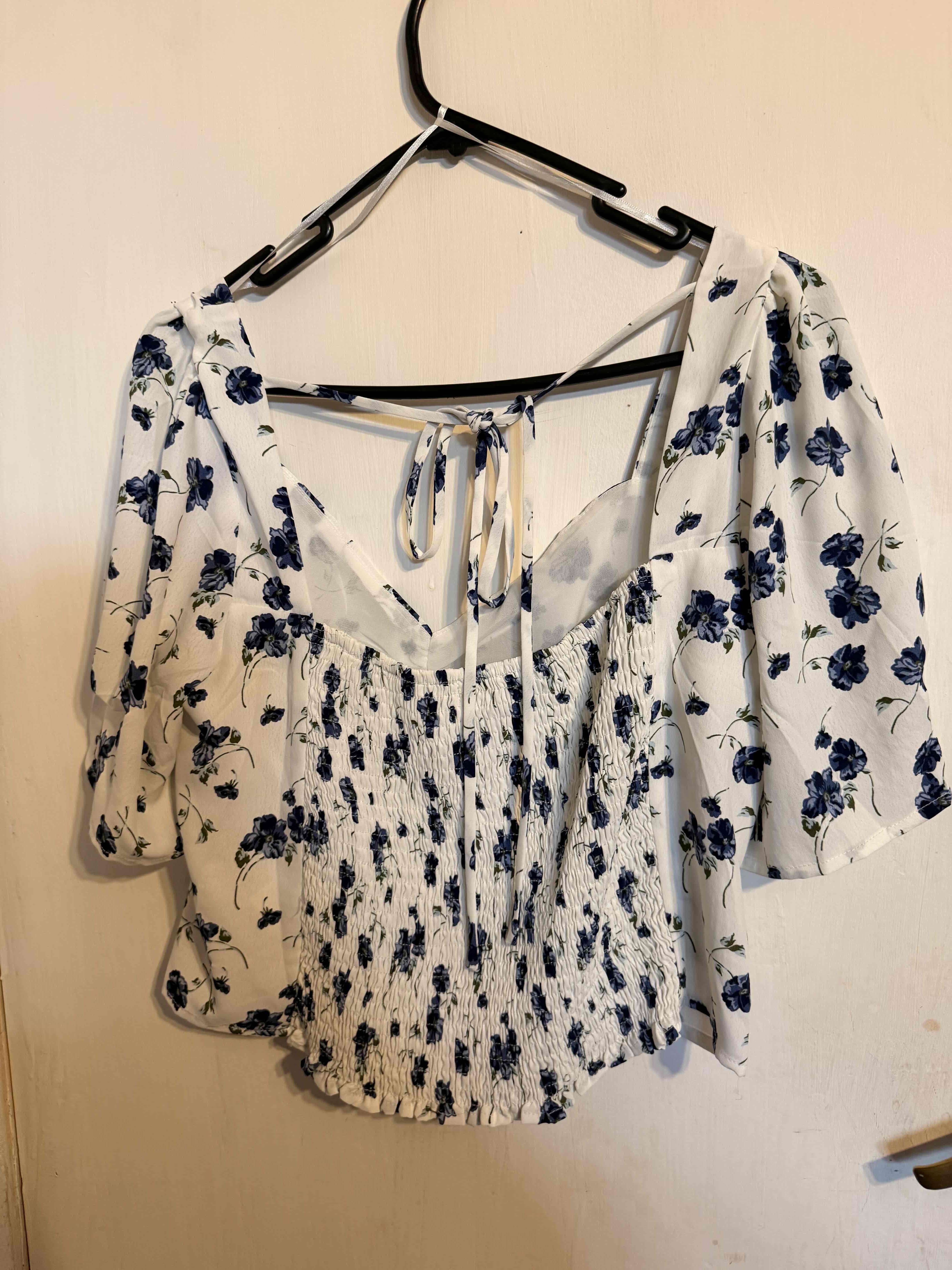 Blusa blanca con flores azules Nicopoly - miniatura 2