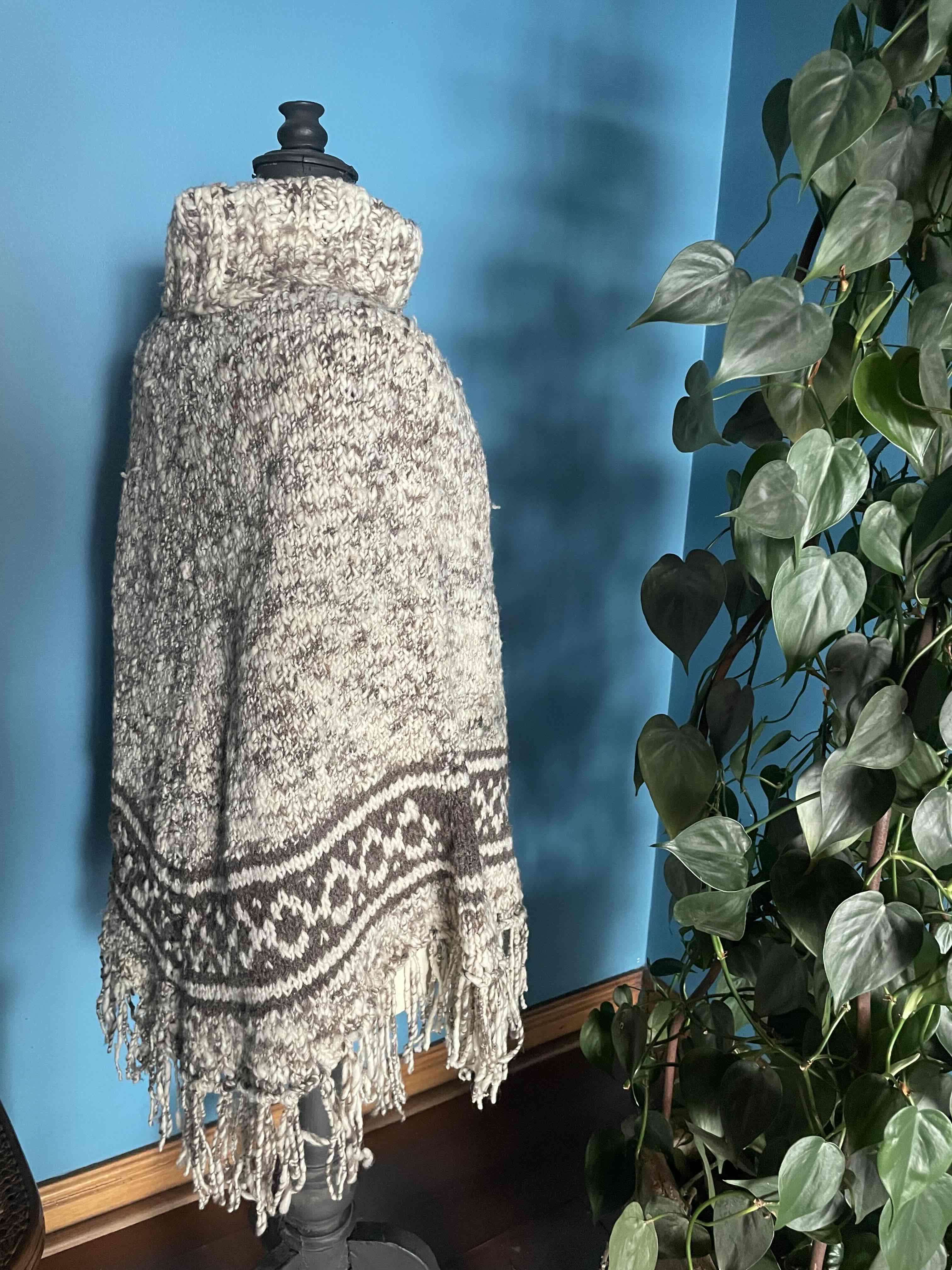 Poncho de lana natural chilota  tejido a mano - miniatura 2