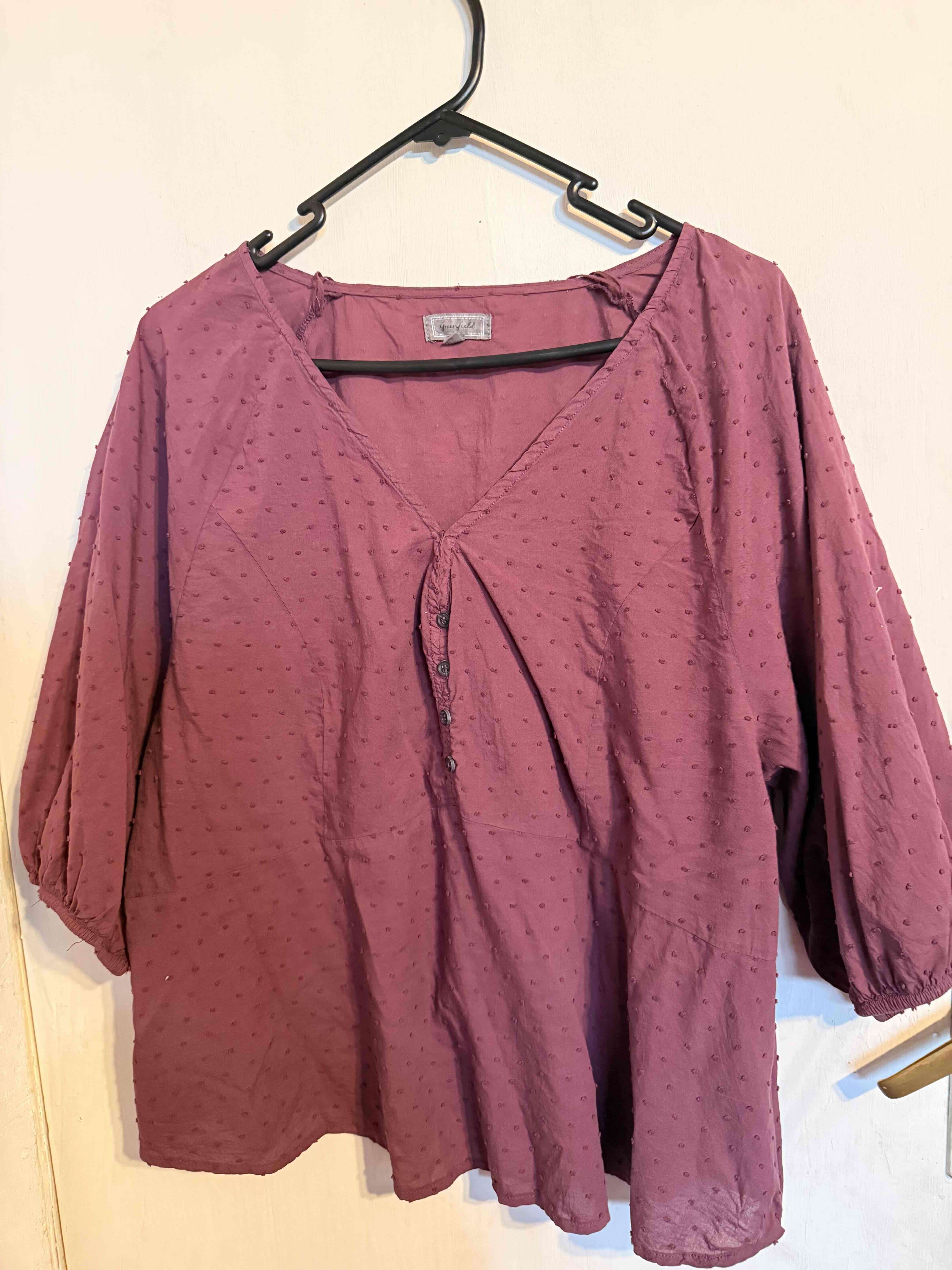 Blusa morada con textura y botones