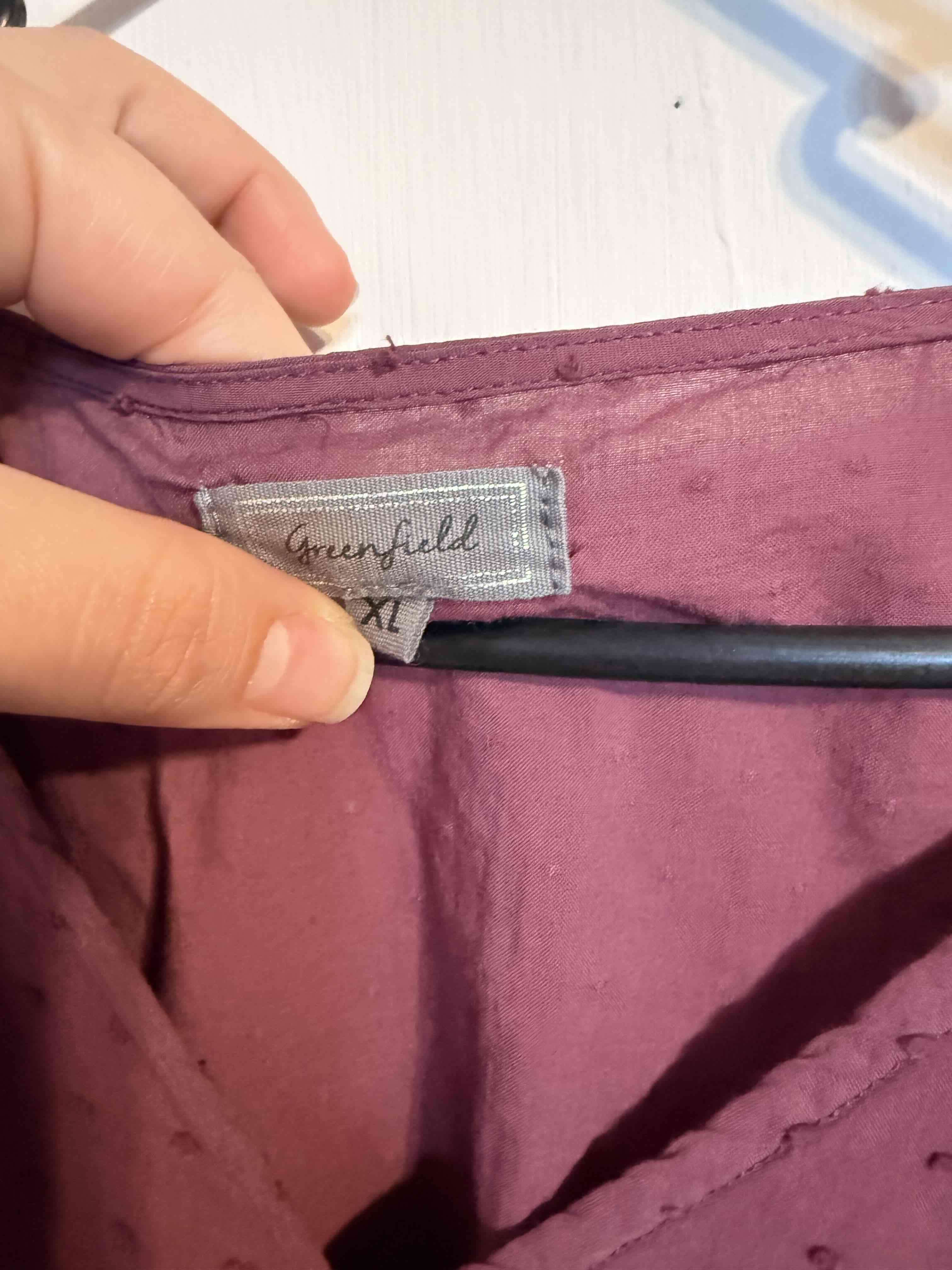 Blusa morada con textura y botones - miniatura 2