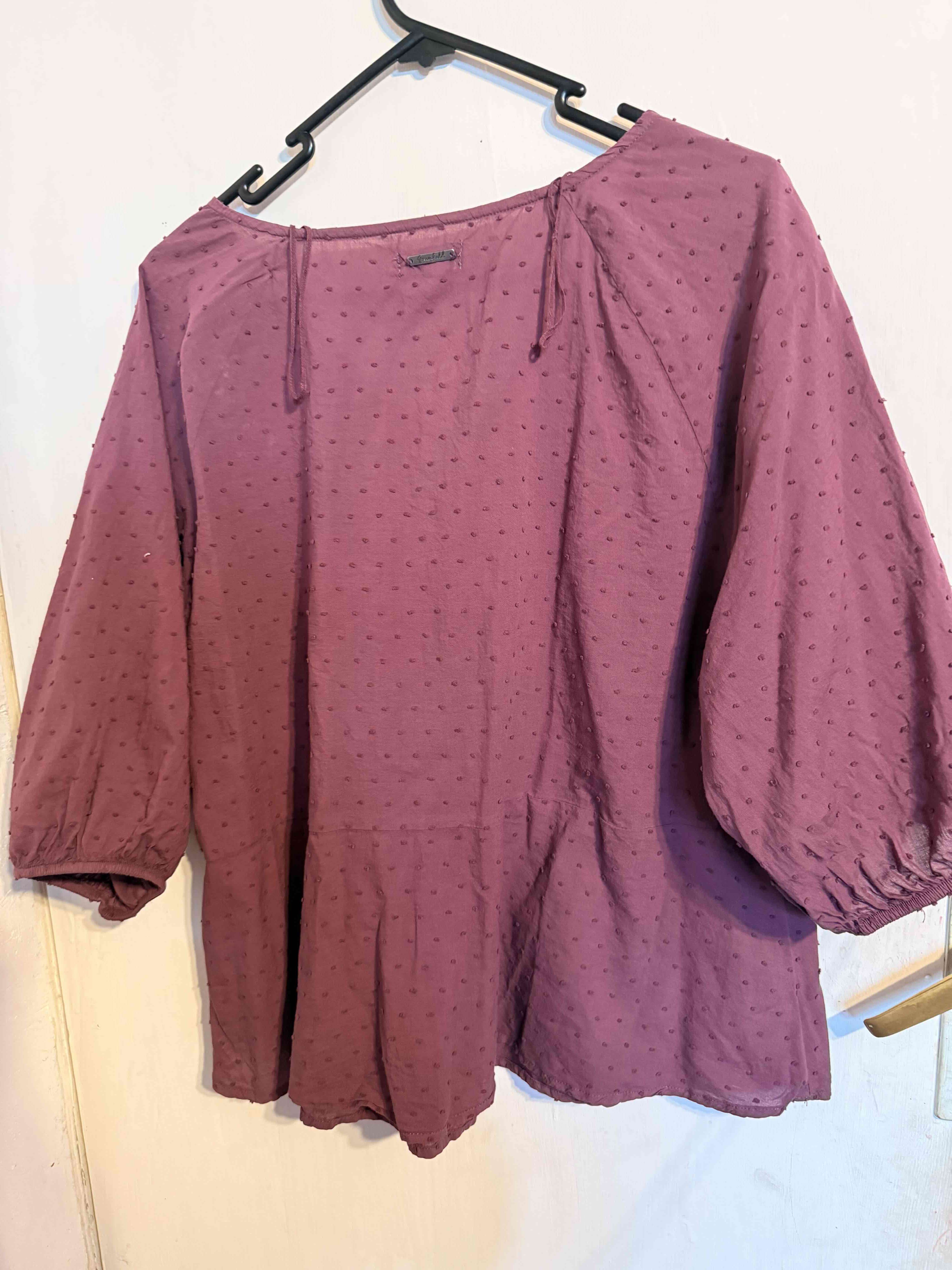 Blusa morada con textura y botones - miniatura 3