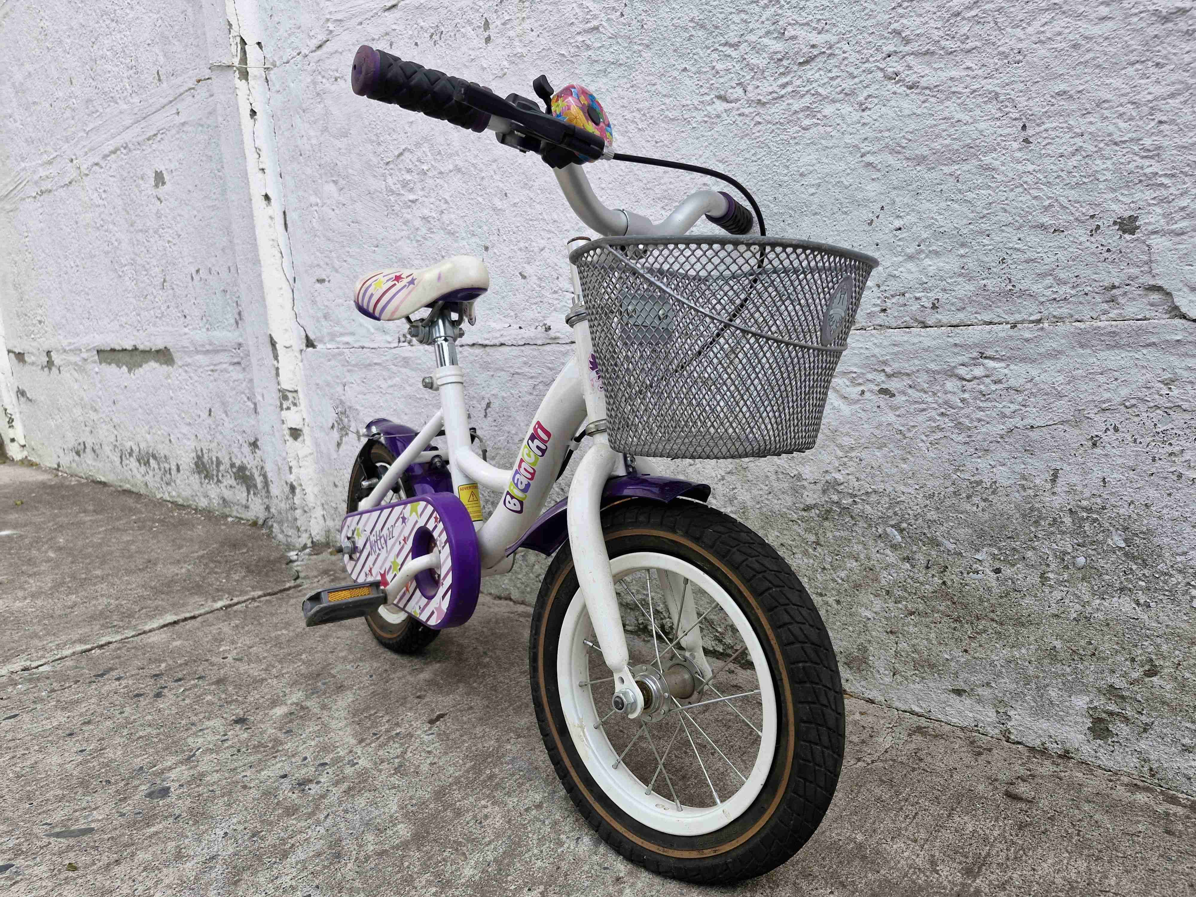 Bicicleta infantil blanca y morada - miniatura 2