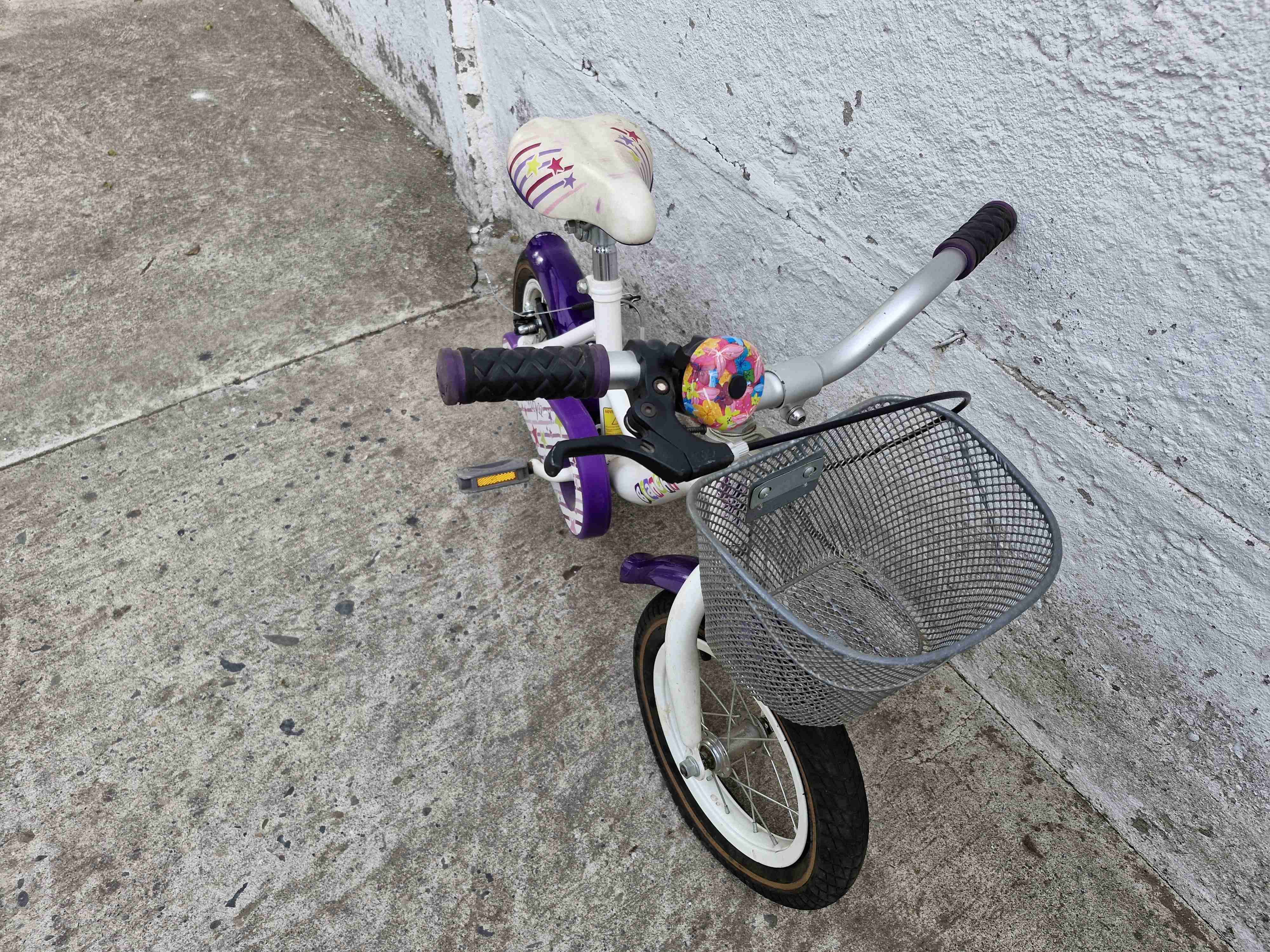 Bicicleta infantil blanca y morada - miniatura 3