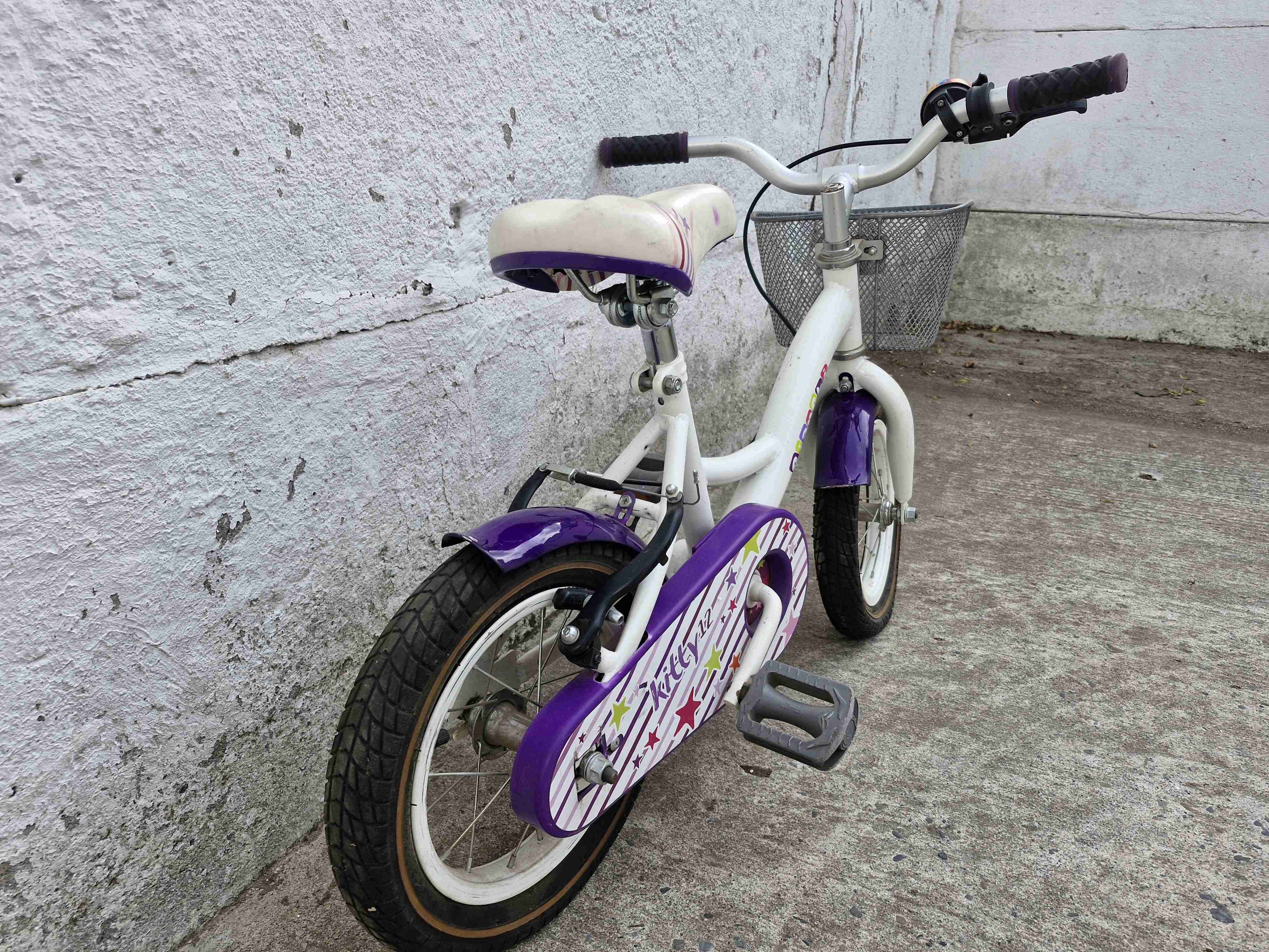 Bicicleta infantil blanca y morada - miniatura 4