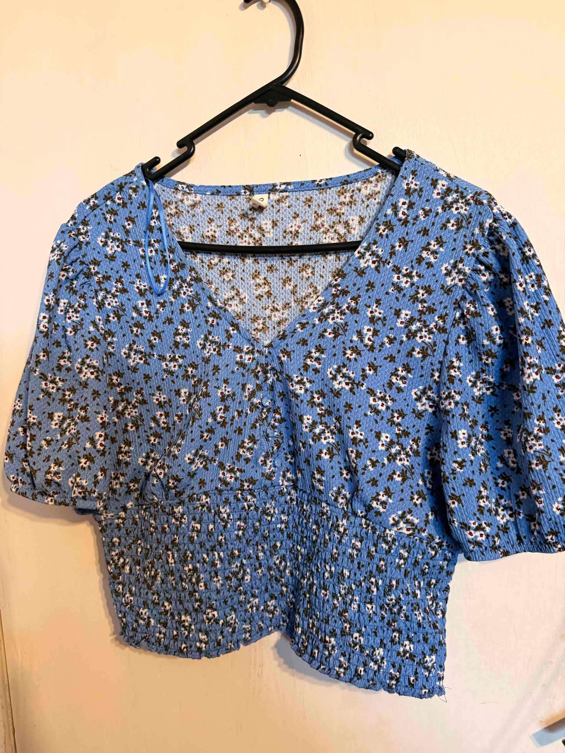 Blusa azul de flores