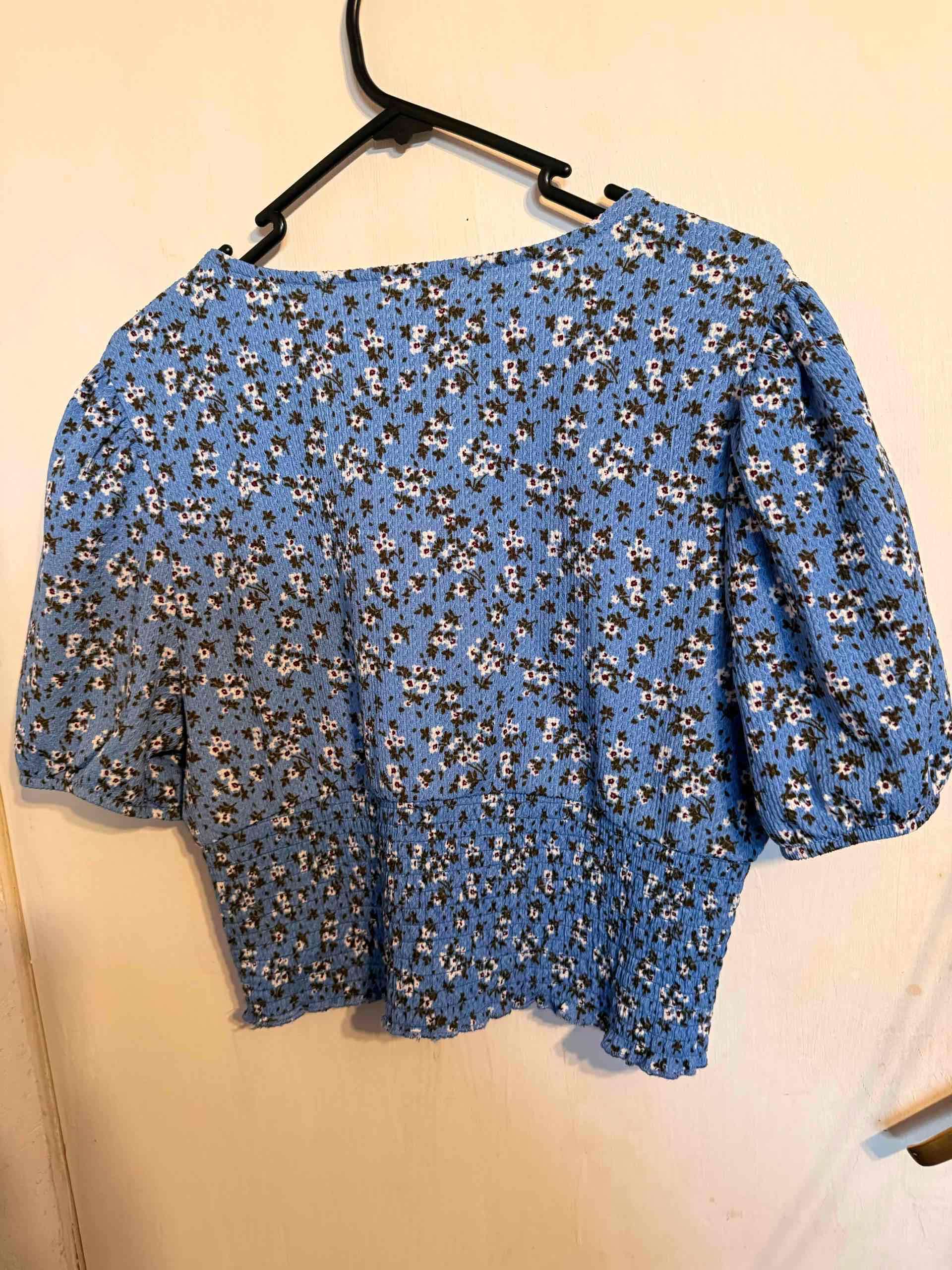 Blusa azul de flores - miniatura 3
