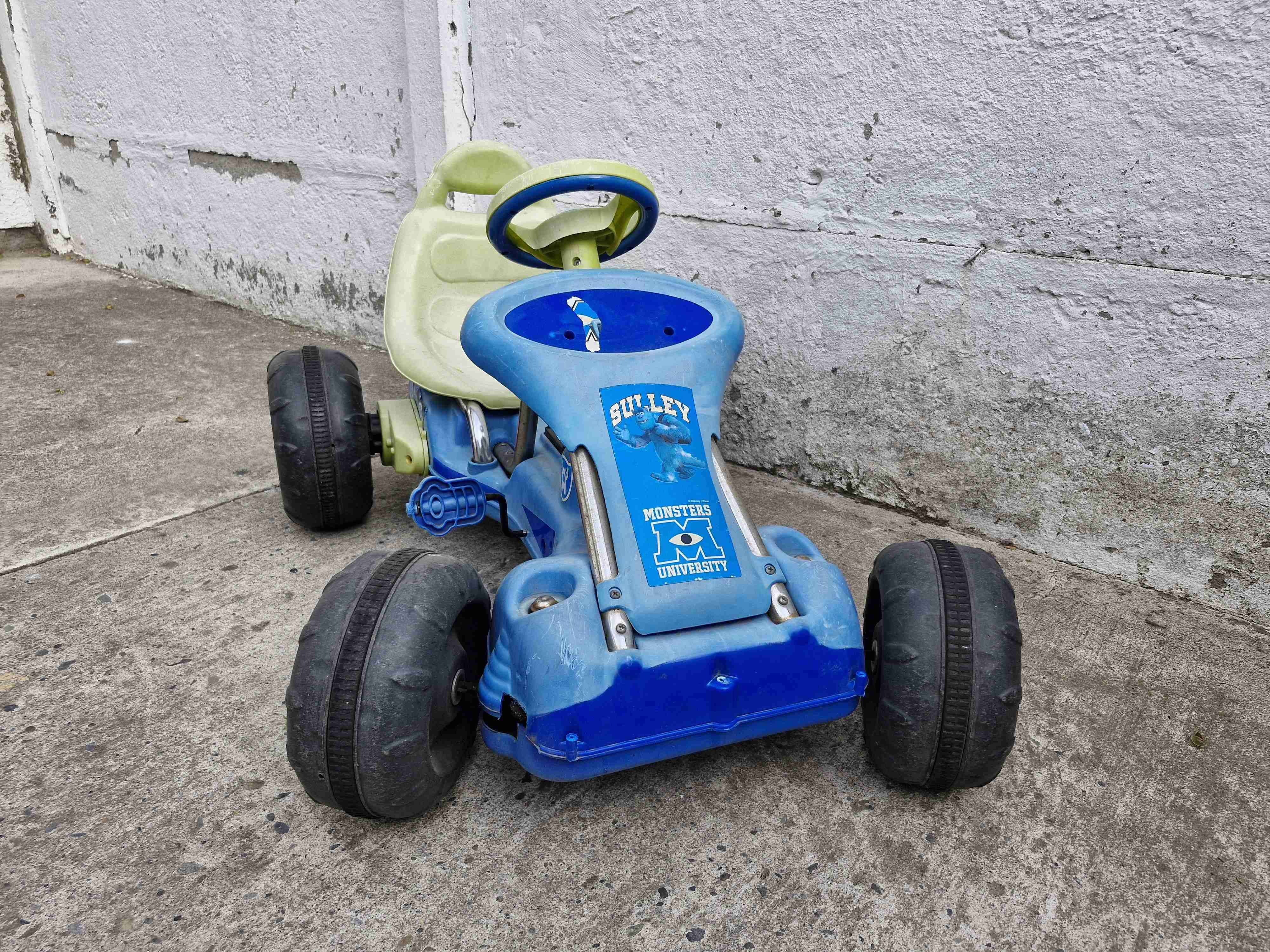 Auto a pedales azul Disney - miniatura 1