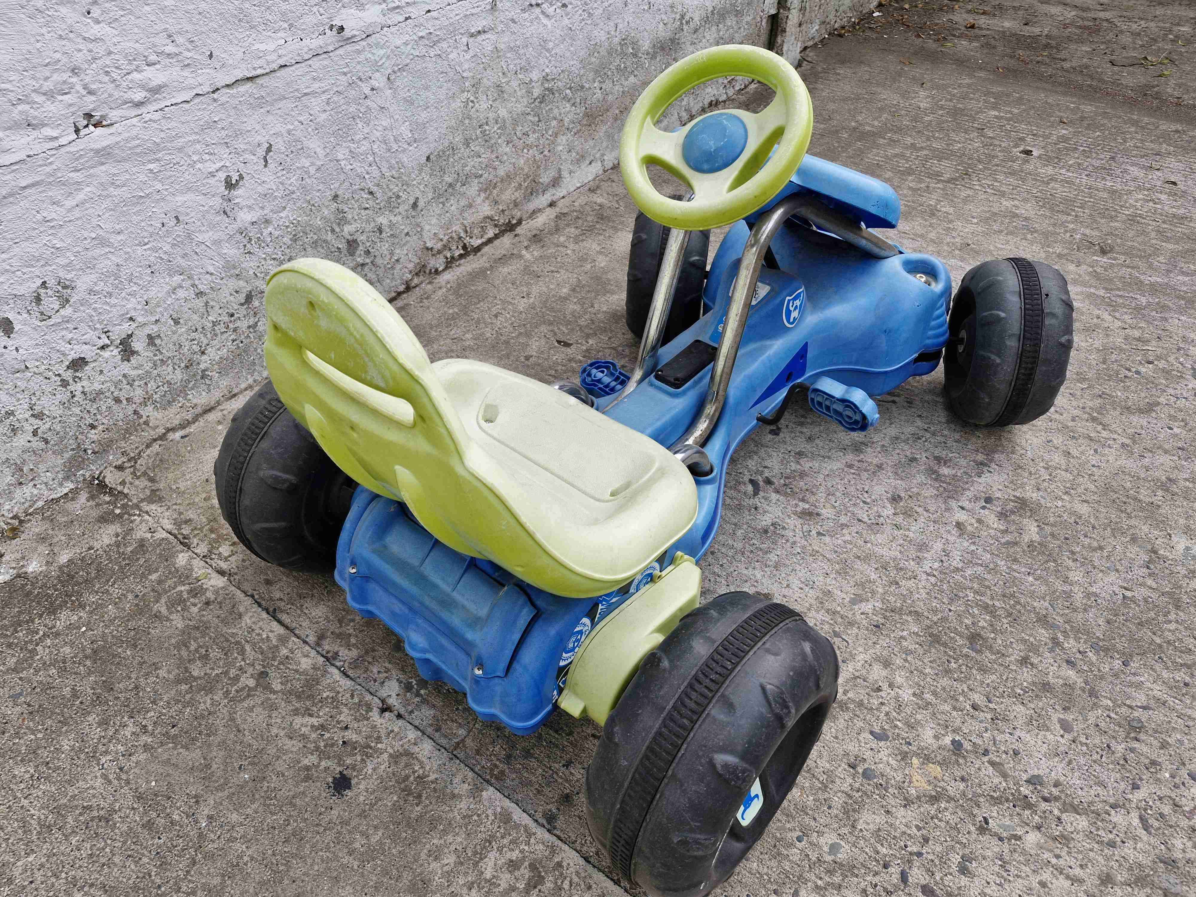 Auto a pedales azul Disney - miniatura 2