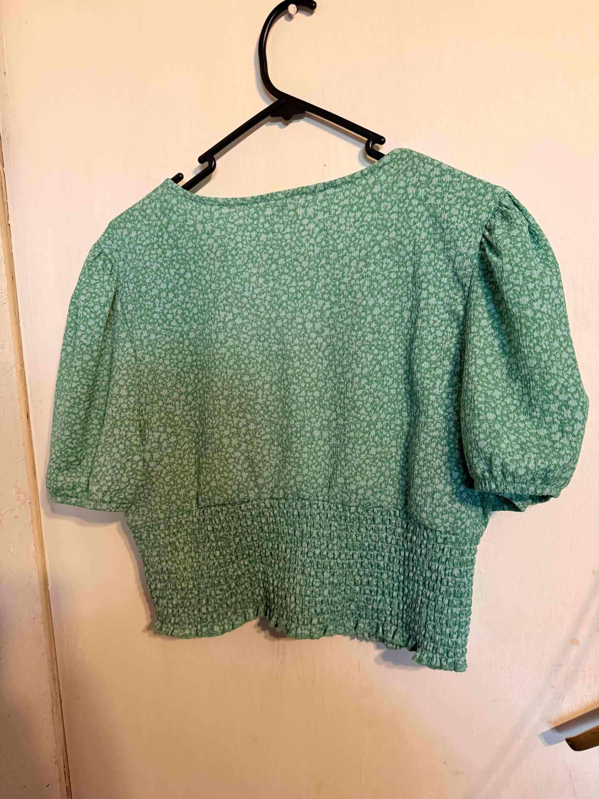 Blusa verde de manga corta - miniatura 2