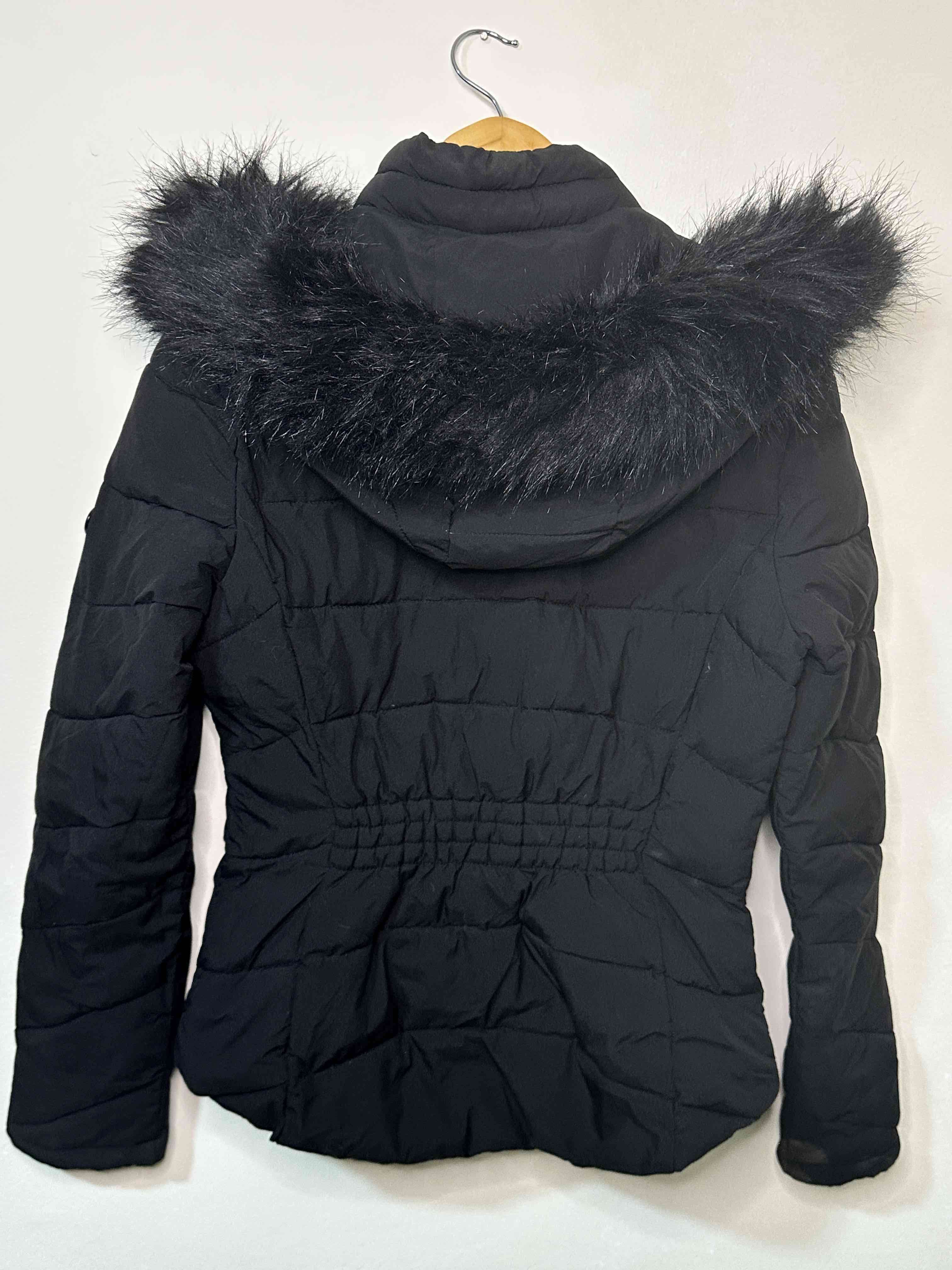 Chaqueta negra  Calvin Klein con gorro de pelo - miniatura 2