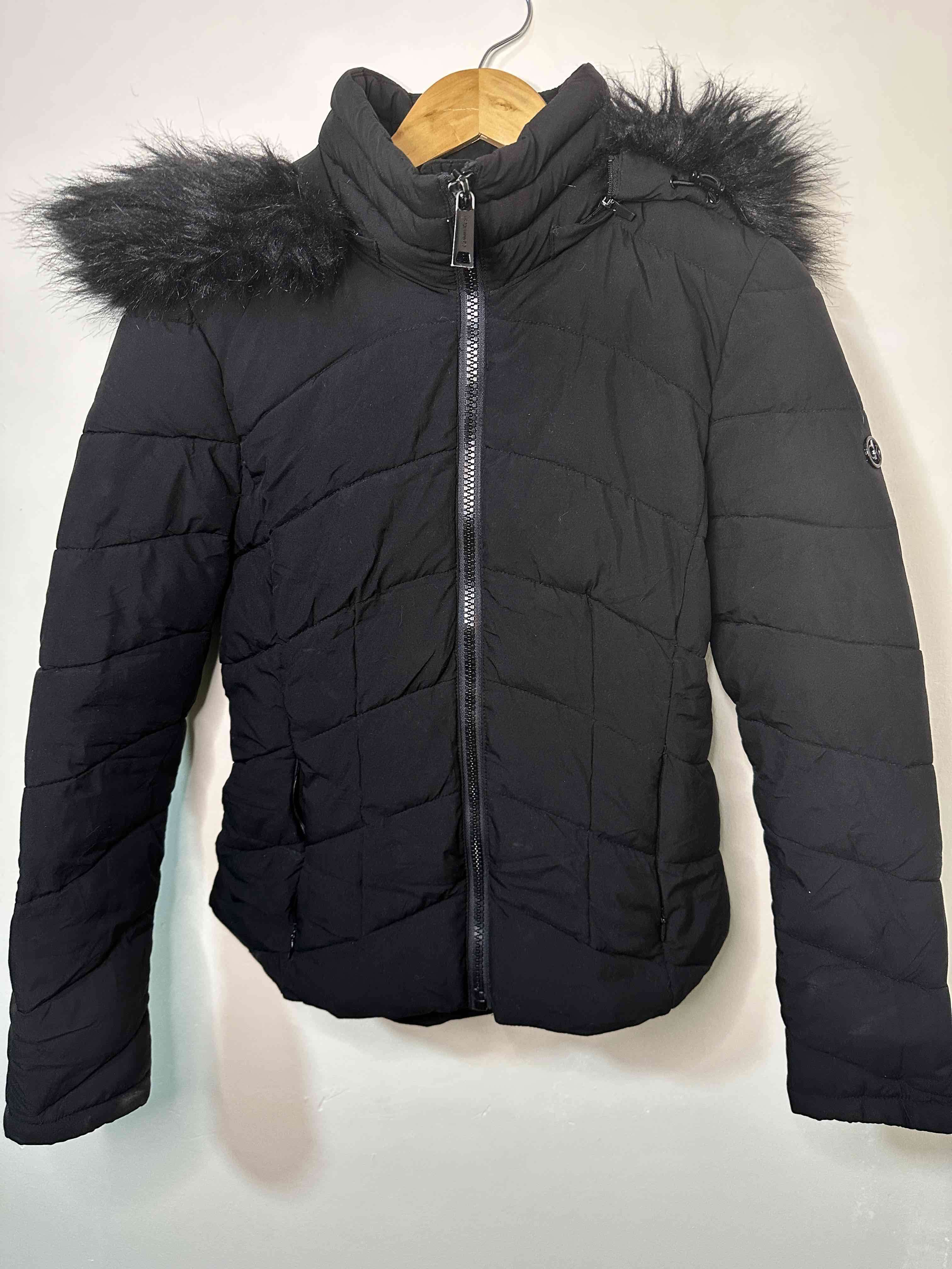 Chaqueta negra  Calvin Klein con gorro de pelo - miniatura 3