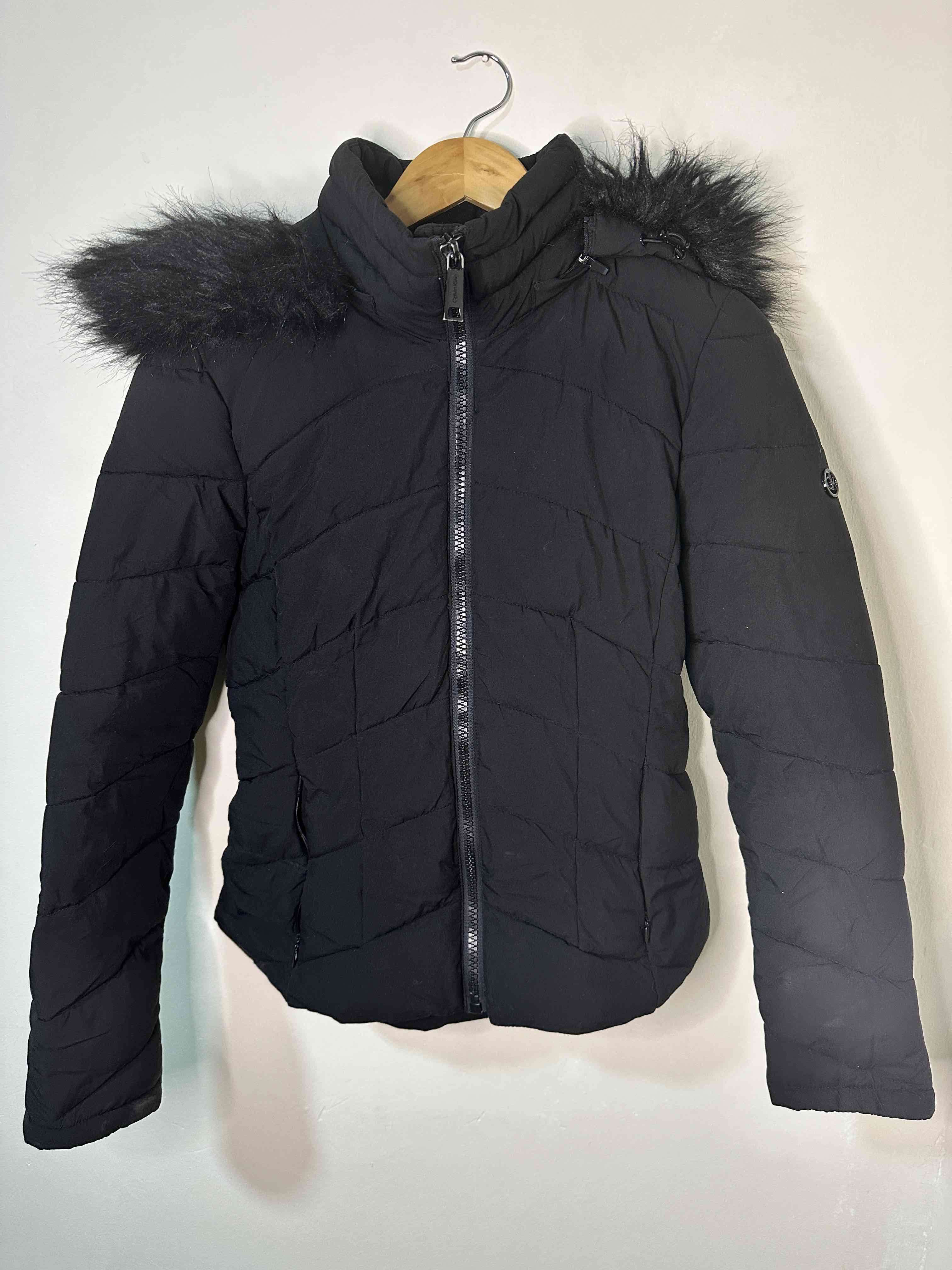 Chaqueta negra  Calvin Klein con gorro de pelo - miniatura 4