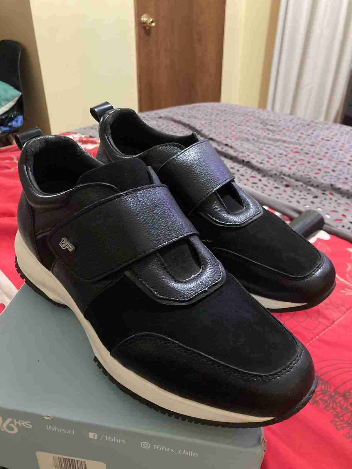 Zapatillas negras con velcro - miniatura 1