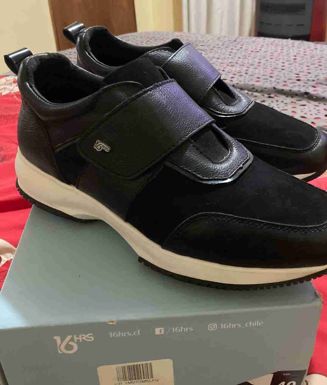 Zapatillas negras con velcro - miniatura 2