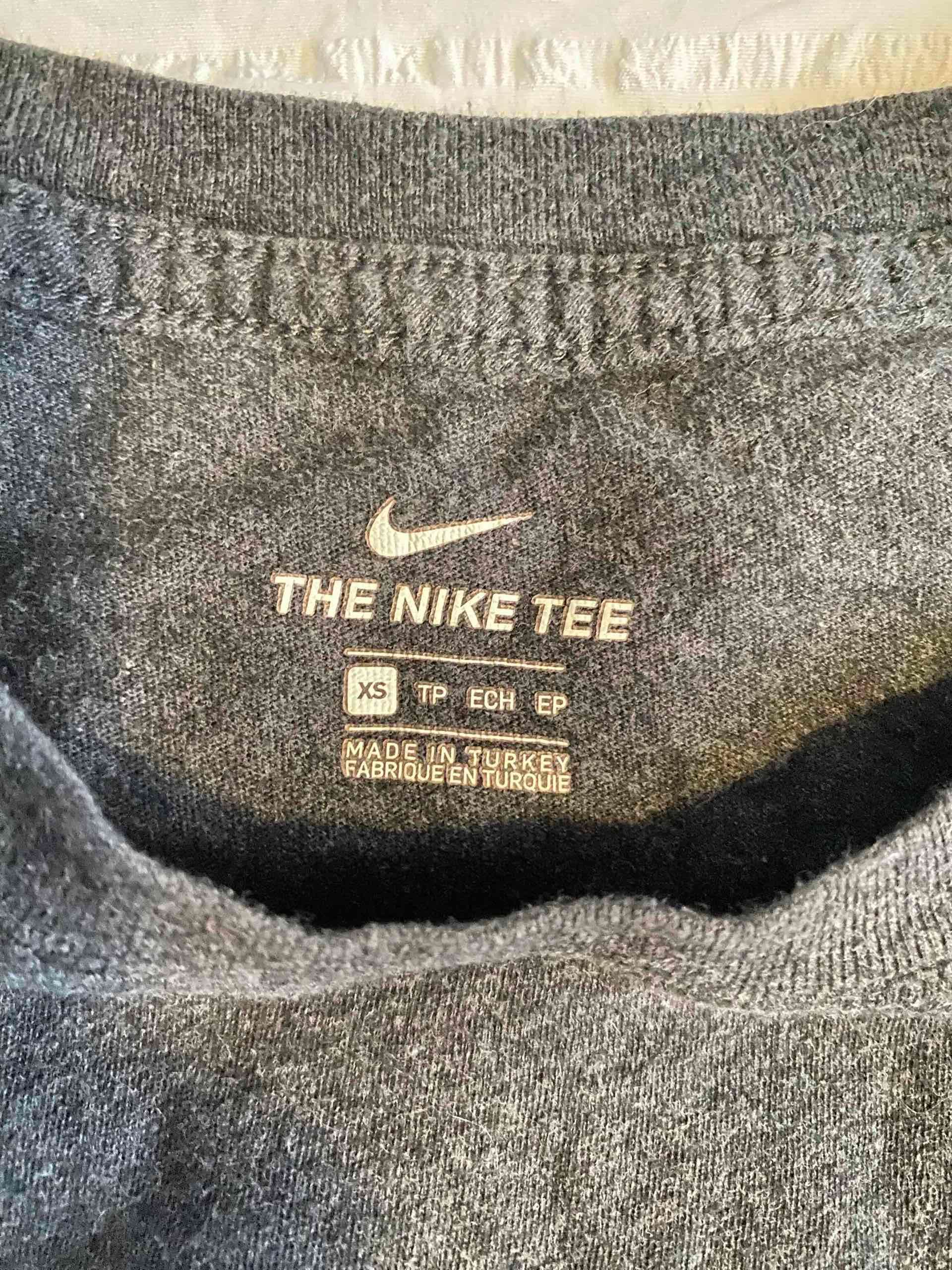 Polera corta gris  Nike XS - miniatura 3