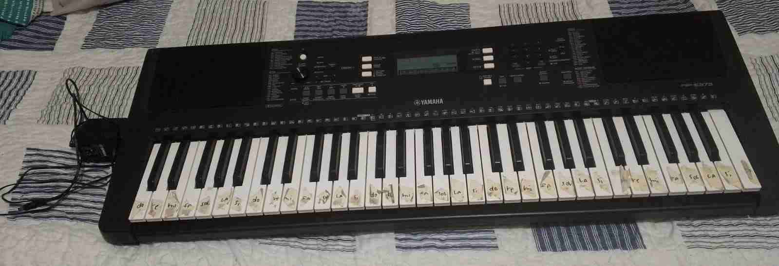 Teclado Yamaha negro 61 teclas - miniatura 1