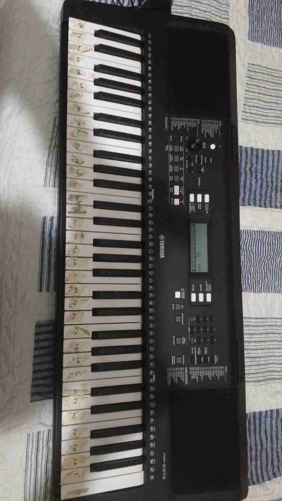 Teclado Yamaha negro 61 teclas - miniatura 2