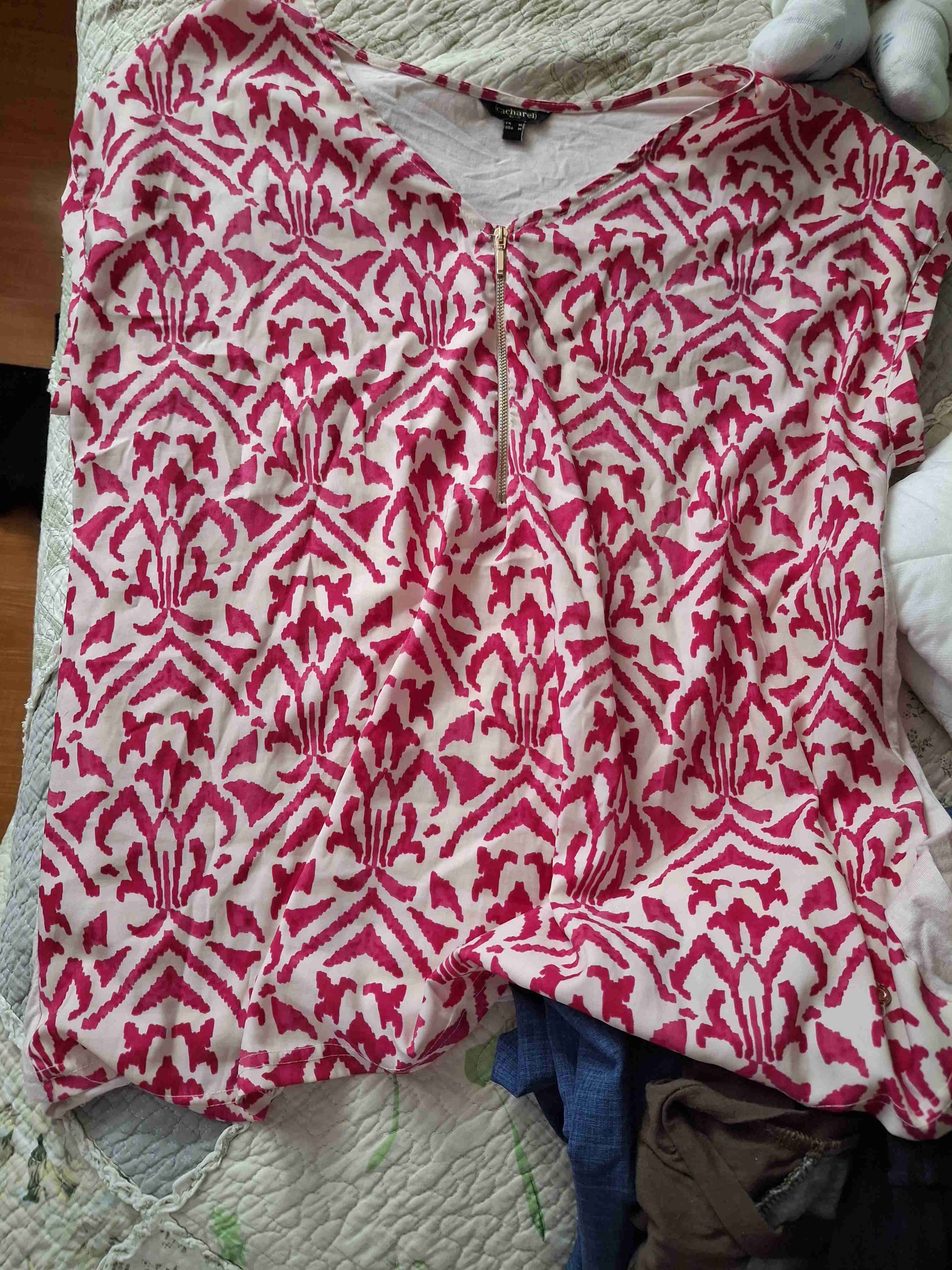 Blusa estampada blanco y fucsia