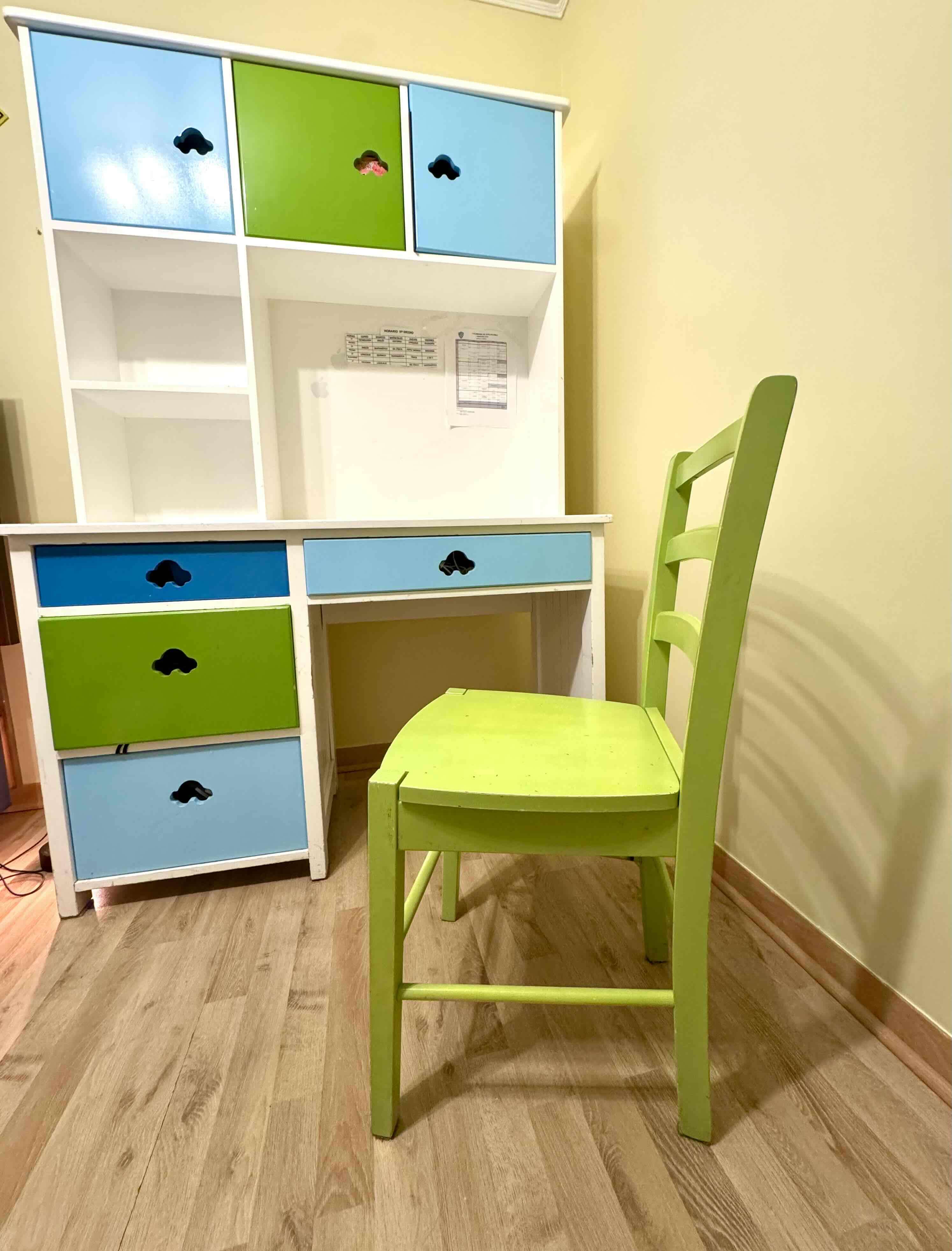 Escritorio de madera con estantes - miniatura 2