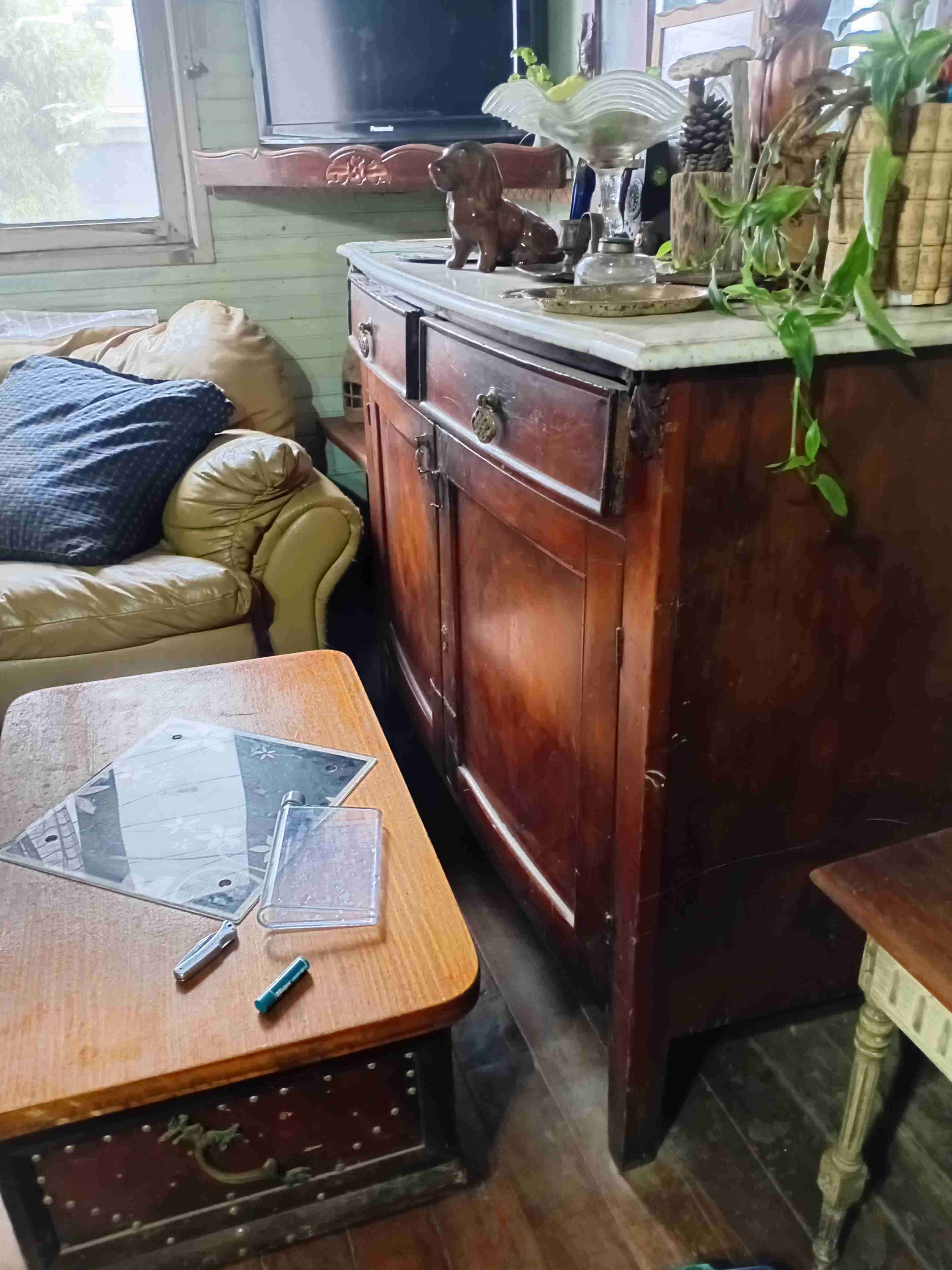 Mueble antiguo de madera rauly - miniatura 1